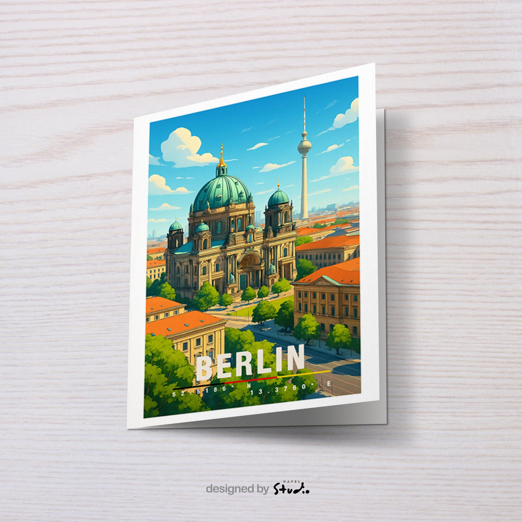 A6-Grußkarte mit Berlin-Illustration: Der Berliner Dom mit grüner Kuppel steht im Mittelpunkt, im Hintergrund ist der Fernsehturm zu sehen. Umgeben von historischen Gebäuden und grünen Bäumen, dargestellt im modernen Travel-Poster-Stil mit klaren Farben. Ideal als Reise- oder Souvenirkarte für Berlin-Liebhaber.