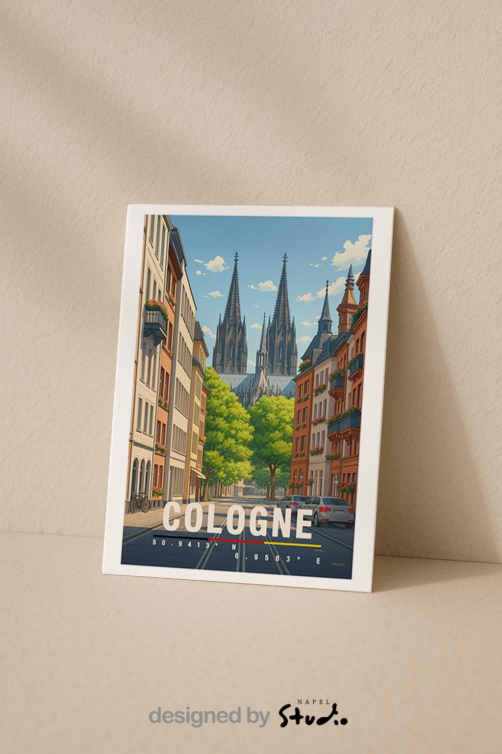 A6-Grußkarte mit Köln-Illustration: Blick durch eine ruhige Straße auf den Kölner Dom mit seinen markanten Türmen. Umgeben von Wohnhäusern, grünen Bäumen und parkenden Autos. Moderne Travel-Poster-Optik mit warmen Farben, ideal als Reise- oder Souvenirkarte für Köln-Liebhaber.