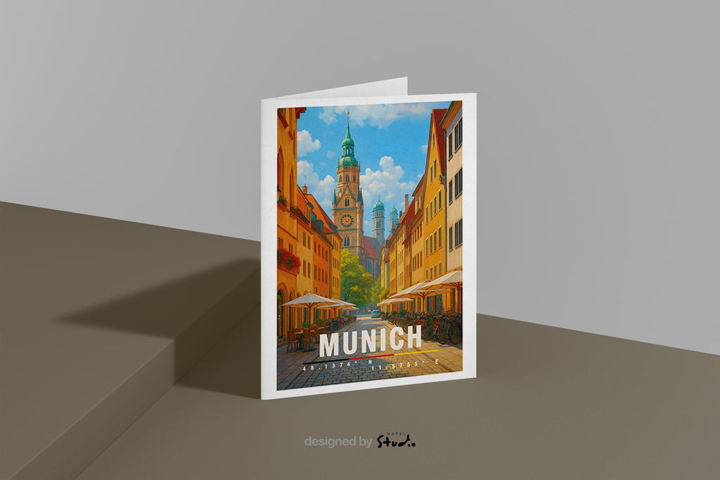 A6-Grußkarte mit München-Illustration: Blick durch eine gemütliche Altstadtstraße mit Cafés und Fahrrädern auf historische Türme und Dächer. Warme Farben, klare Linien und moderner Travel-Poster-Stil. Ideal als Reise- oder Souvenirkarte für München- und Bayern-Liebhaber.