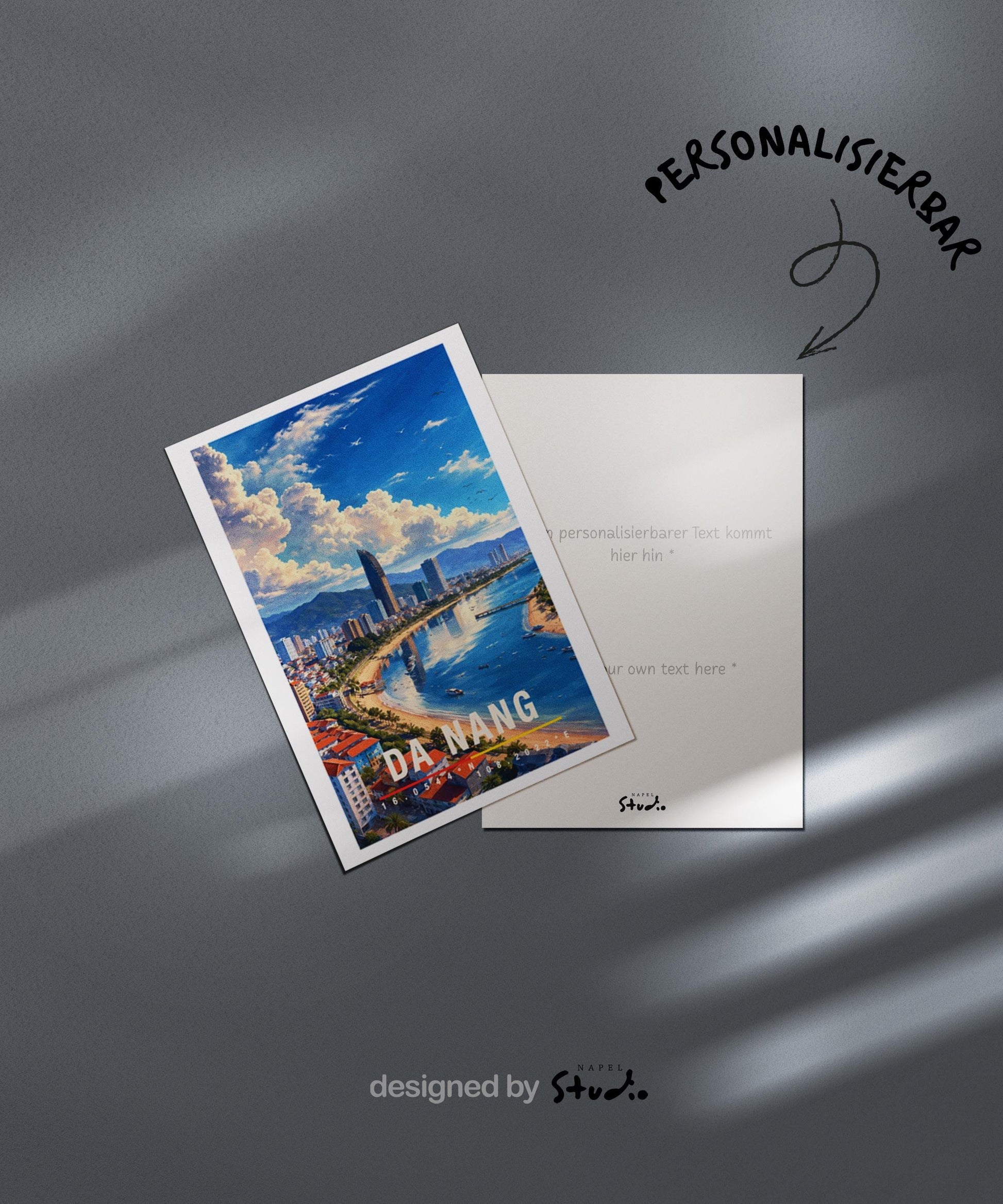 Sommerliche Grußkarte mit Da-Nang-Motiv, zeigt Küste, Stadt, Meer und Himmel mit weitem Panorama. Die Illustration verbindet Strand, Stadtleben und asiatische Atmosphäre. Perfekt als Reise-Grußkarte, Urlaubsgruß oder liebe Nachricht für Strandliebhaber und Vietnam-Reisende.