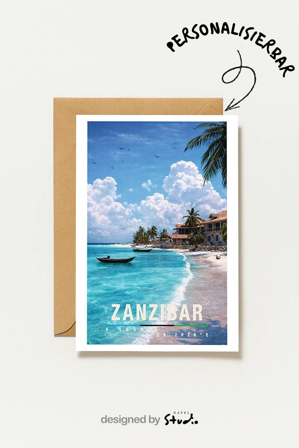 Tropische Grußkarte mit Zanzibar-Motiv in Tansania, zeigt weißen Sandstrand, Palmen, türkisfarbenes Meer und traditionelle Boote. Die Illustration vermittelt Entspannung, Wärme und Inselparadies. Ideal als Reise-Grußkarte, Urlaubsgruß oder liebe Nachricht für Afrika-Fans und Fernweh-Liebhaber.