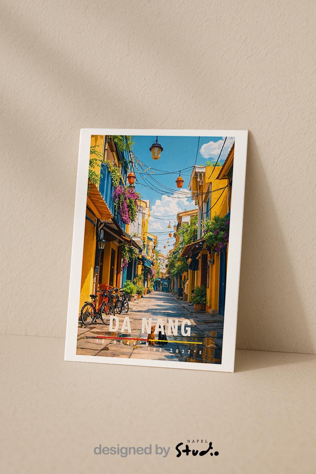 Farbenfrohe Grußkarte mit Da-Nang-Motiv in Vietnam, zeigt enge Gassen, Fahrräder, Laternen und historische Häuser. Die Illustration vermittelt südostasiatische Atmosphäre, Wärme und kulturelles Flair. Ideal als Reise-Grußkarte, Urlaubsgruß oder liebe Nachricht für Vietnam-Fans und Asien-Reisende.