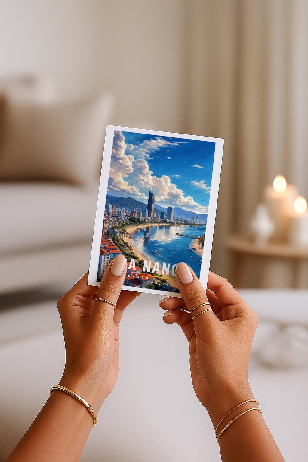 Sommerliche Grußkarte mit Da-Nang-Motiv, zeigt Küste, Stadt, Meer und Himmel mit weitem Panorama. Die Illustration verbindet Strand, Stadtleben und asiatische Atmosphäre. Perfekt als Reise-Grußkarte, Urlaubsgruß oder liebe Nachricht für Strandliebhaber und Vietnam-Reisende.