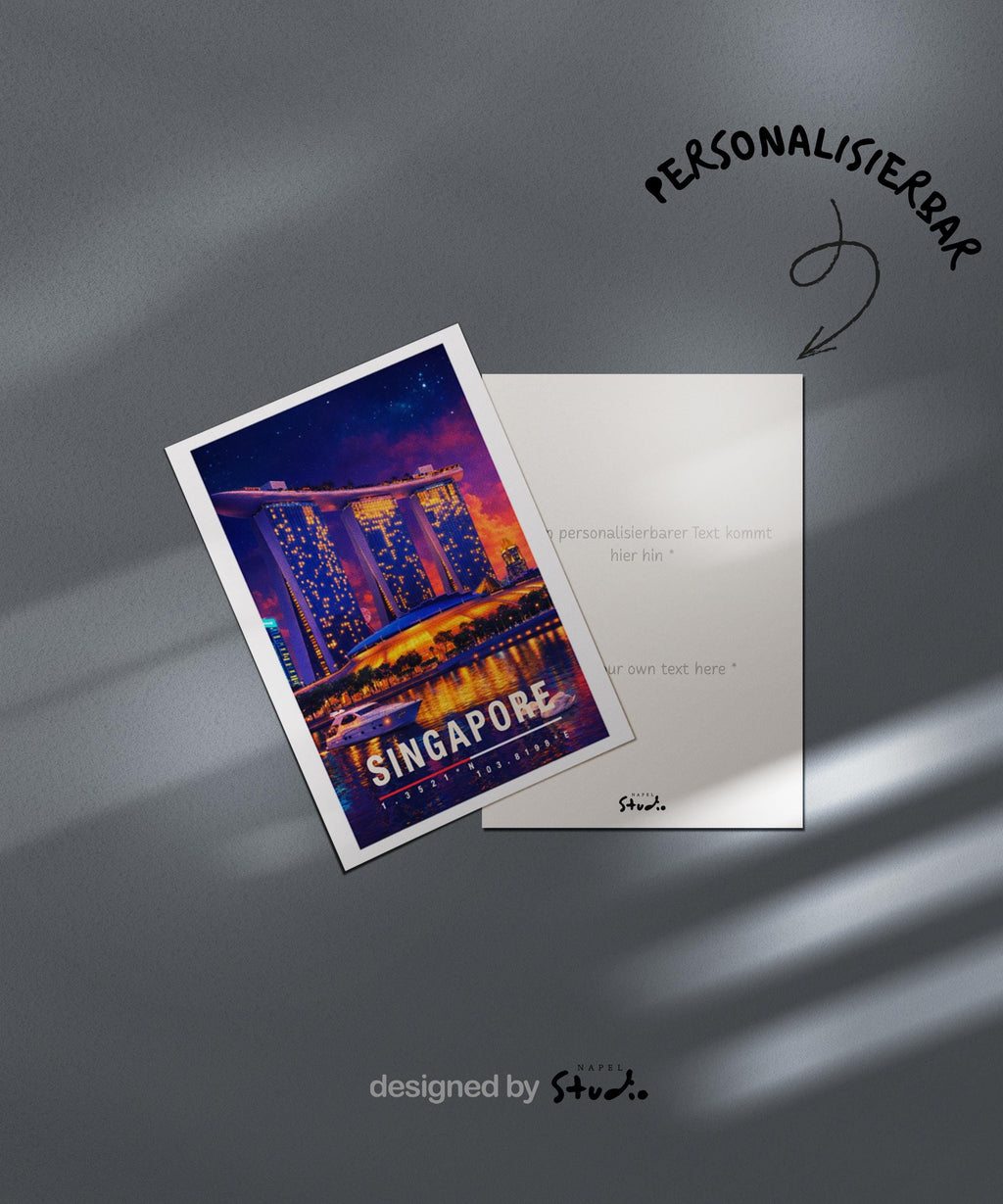 Moderne Grußkarte mit nächtlichem Singapore-Motiv, zeigt die leuchtende Skyline und das ikonische Marina-Bay-Gebäude mit Spiegelungen im Wasser. Die Illustration vermittelt urbanen Luxus, asiatische Metropole und Reisefieber. Ideal als Reise-Grußkarte, Urlaubsgruß oder stilvolle Nachricht für Singapore-Fans, Weltenbummler und Liebhaber moderner Städte.