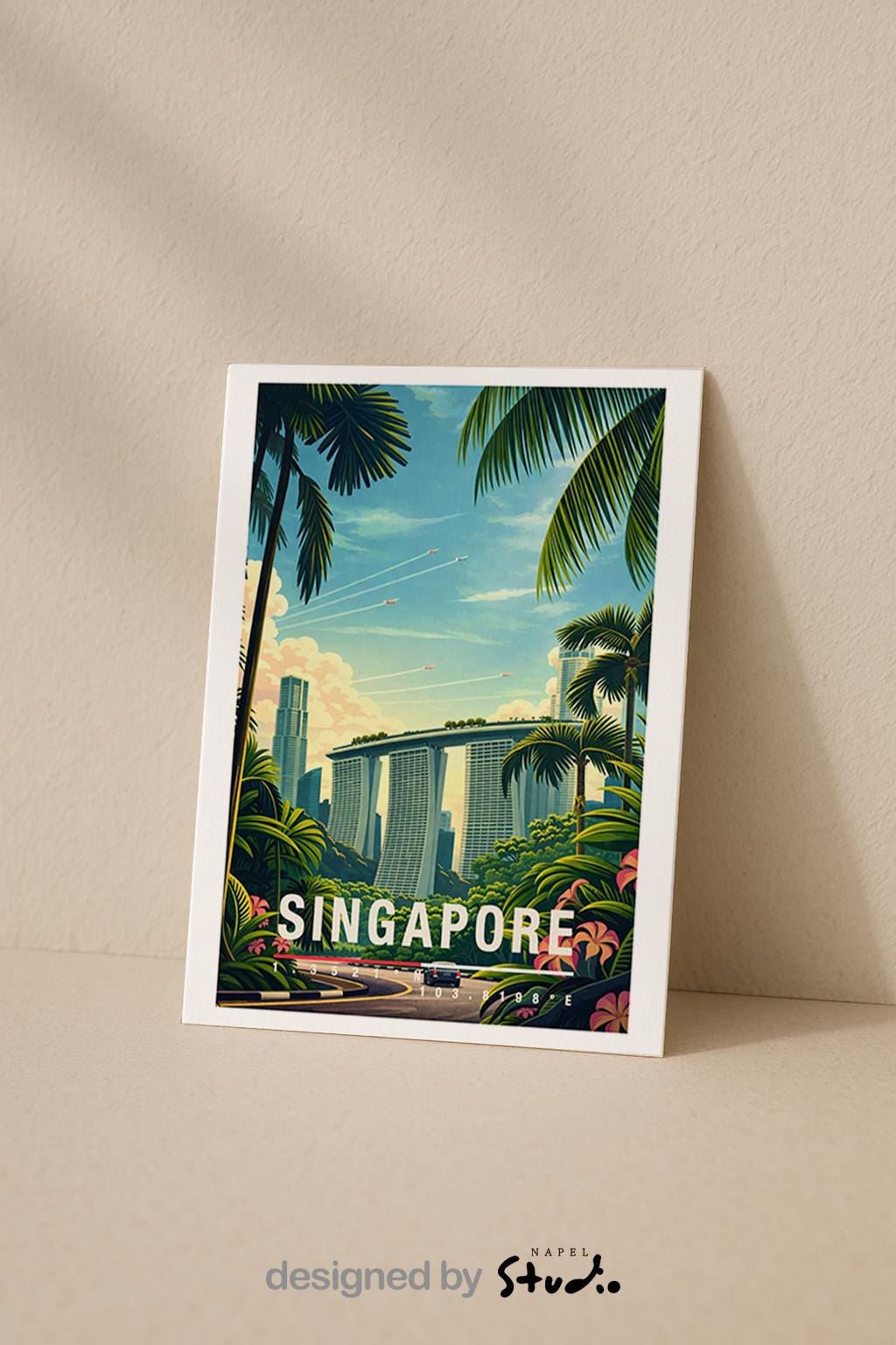 Illustrative Grußkarte mit Singapore-Motiv, zeigt moderne Hochhäuser eingebettet in tropische Palmen und üppiges Grün. Die Szene verbindet Großstadt und Natur und vermittelt Leichtigkeit, Wärme und Fernweh. Perfekt als Reise-Grußkarte, Urlaubsgruß oder liebe Nachricht für Asien-Fans und Städtereisende.