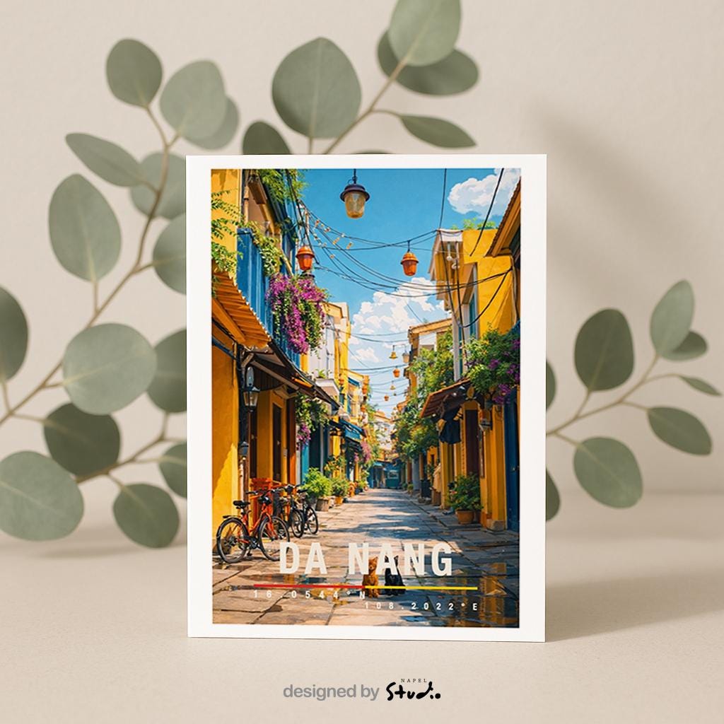 Farbenfrohe Grußkarte mit Da-Nang-Motiv in Vietnam, zeigt enge Gassen, Fahrräder, Laternen und historische Häuser. Die Illustration vermittelt südostasiatische Atmosphäre, Wärme und kulturelles Flair. Ideal als Reise-Grußkarte, Urlaubsgruß oder liebe Nachricht für Vietnam-Fans und Asien-Reisende.
