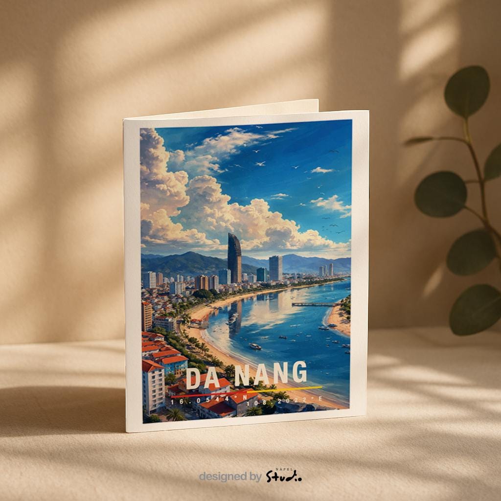 Sommerliche Grußkarte mit Da-Nang-Motiv, zeigt Küste, Stadt, Meer und Himmel mit weitem Panorama. Die Illustration verbindet Strand, Stadtleben und asiatische Atmosphäre. Perfekt als Reise-Grußkarte, Urlaubsgruß oder liebe Nachricht für Strandliebhaber und Vietnam-Reisende.