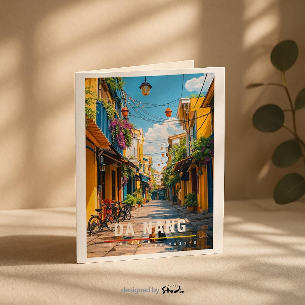 Farbenfrohe Grußkarte mit Da-Nang-Motiv in Vietnam, zeigt enge Gassen, Fahrräder, Laternen und historische Häuser. Die Illustration vermittelt südostasiatische Atmosphäre, Wärme und kulturelles Flair. Ideal als Reise-Grußkarte, Urlaubsgruß oder liebe Nachricht für Vietnam-Fans und Asien-Reisende.