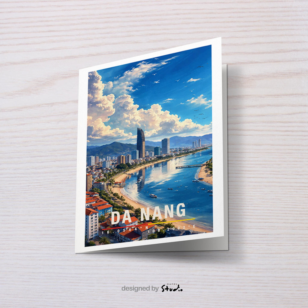 Sommerliche Grußkarte mit Da-Nang-Motiv, zeigt Küste, Stadt, Meer und Himmel mit weitem Panorama. Die Illustration verbindet Strand, Stadtleben und asiatische Atmosphäre. Perfekt als Reise-Grußkarte, Urlaubsgruß oder liebe Nachricht für Strandliebhaber und Vietnam-Reisende.