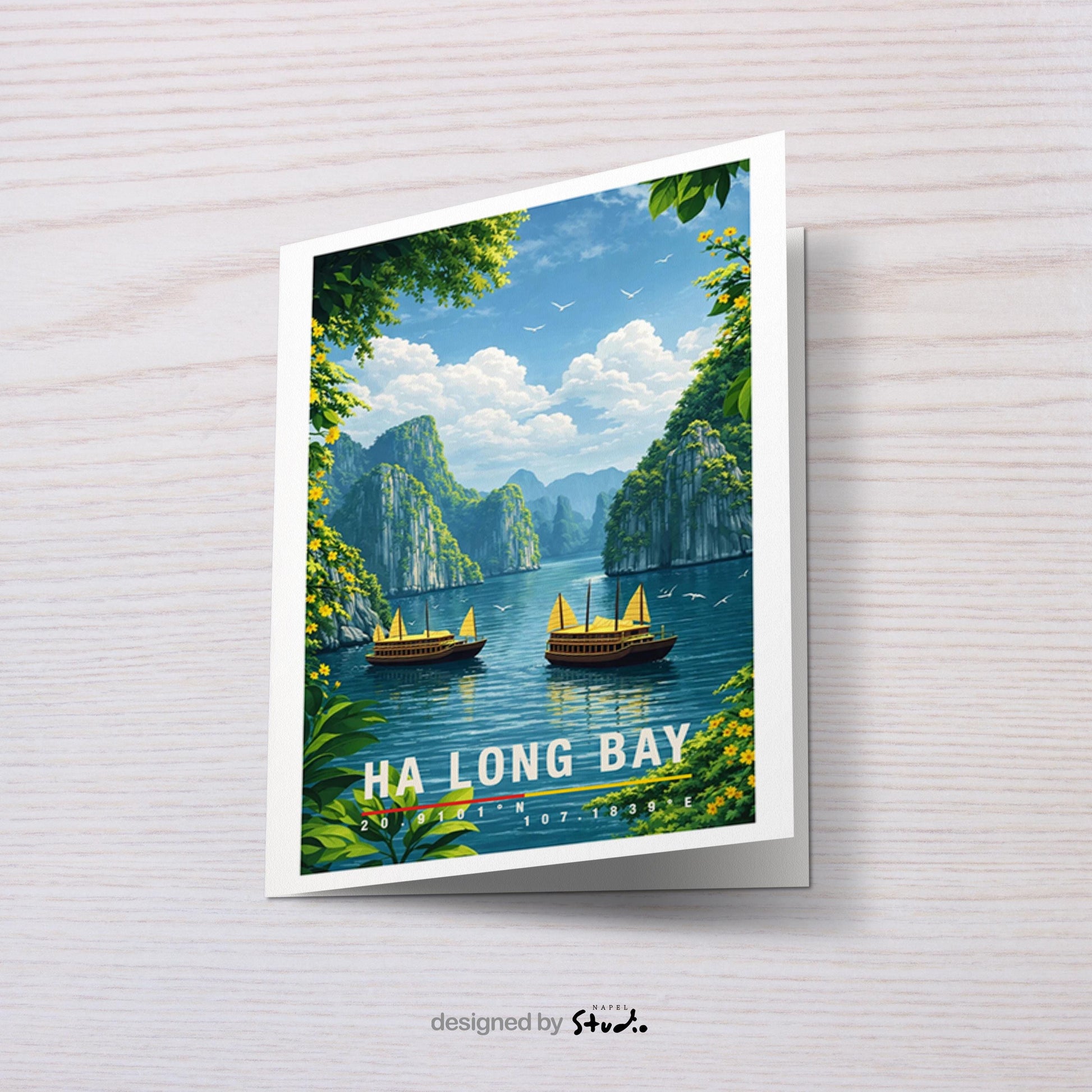 Naturinspirierte Grußkarte mit Ha-Long-Bay-Motiv, zeigt ruhiges Wasser, traditionelle Boote und markante Kalksteinfelsen. Die Illustration vermittelt Ruhe, Weite und exotische Landschaft. Ideal als Reise-Grußkarte, Urlaubsgruß oder liebe Nachricht für Natur- und Asien-Fans.