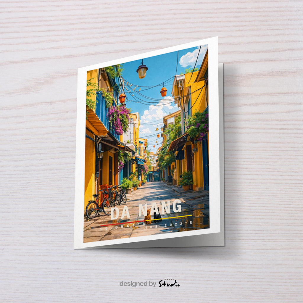 Farbenfrohe Grußkarte mit Da-Nang-Motiv in Vietnam, zeigt enge Gassen, Fahrräder, Laternen und historische Häuser. Die Illustration vermittelt südostasiatische Atmosphäre, Wärme und kulturelles Flair. Ideal als Reise-Grußkarte, Urlaubsgruß oder liebe Nachricht für Vietnam-Fans und Asien-Reisende.