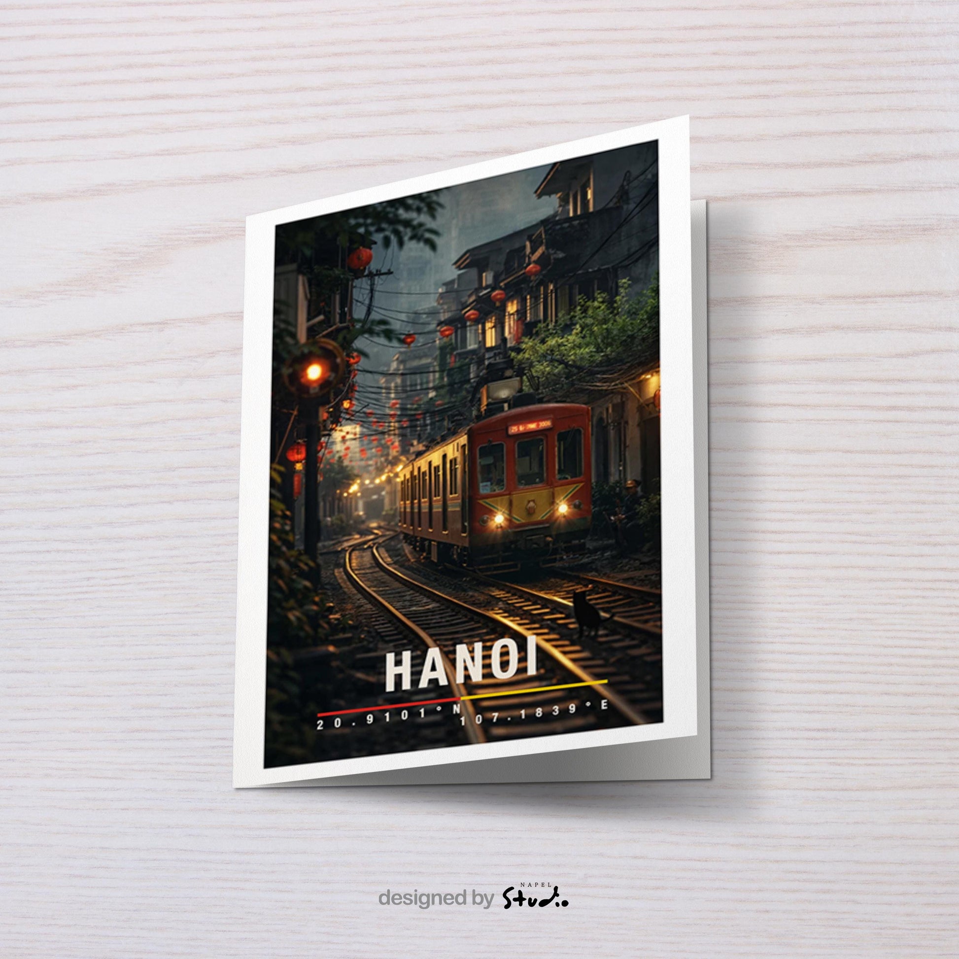 Atmosphärische Grußkarte mit Hanoi-Motiv, zeigt einen Zug inmitten der Altstadt, Laternen und enge Häuserreihen. Die Illustration verbindet urbanes Leben, Geschichte und vietnamesische Kultur. Perfekt als Reise-Grußkarte, Städtegruß oder besondere Nachricht für Vietnam- und Asien-Liebhaber.