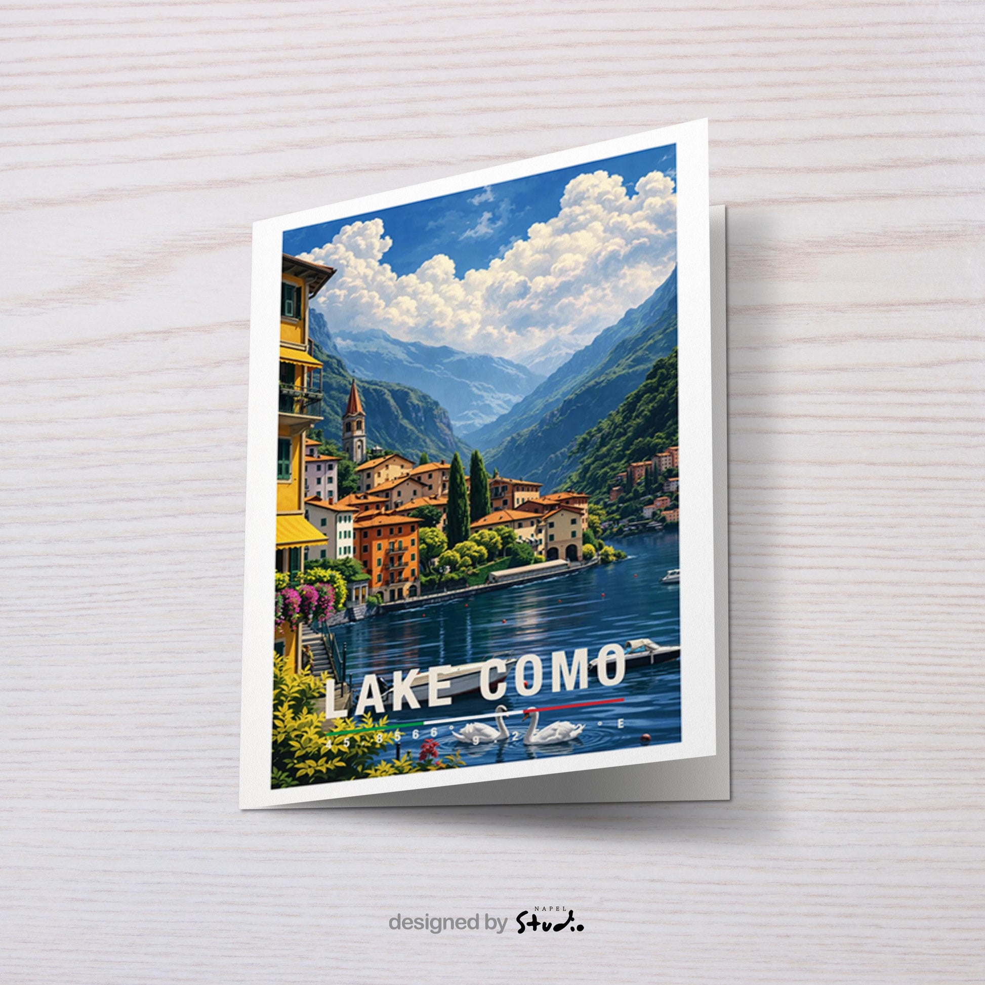 Romantische Grußkarte mit Lake-Como-Motiv in Italien, zeigt ruhiges Wasser, historische Villen, Zypressen und Berge im Hintergrund. Die Illustration vermittelt Eleganz, Ruhe und mediterranes Lebensgefühl. Ideal als Reise-Grußkarte, Urlaubsgruß oder liebe Nachricht für Italien-Fans, Romantiker und Naturfreunde.