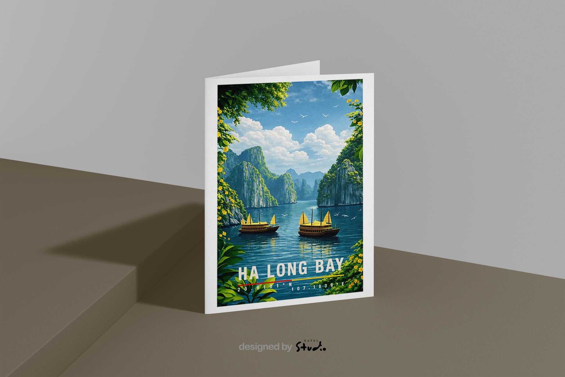 Naturinspirierte Grußkarte mit Ha-Long-Bay-Motiv, zeigt ruhiges Wasser, traditionelle Boote und markante Kalksteinfelsen. Die Illustration vermittelt Ruhe, Weite und exotische Landschaft. Ideal als Reise-Grußkarte, Urlaubsgruß oder liebe Nachricht für Natur- und Asien-Fans.