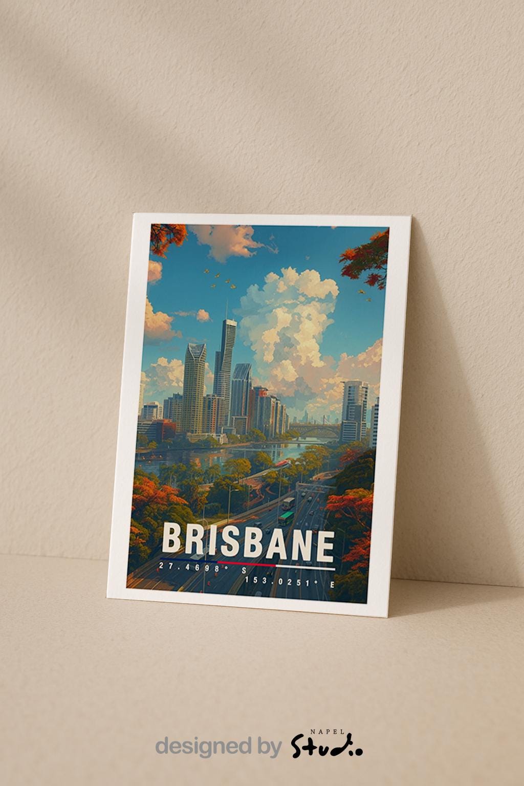 A6-Grußkarte mit Brisbane-Illustration: Moderne Skyline entlang eines Flusses, umgeben von Straßen, Brücken und grünen Bäumen. Hoher Himmel mit Wolken, warme Farben und klarer Travel-Poster-Stil. Ideal als Reise- oder Souvenirkarte für Brisbane- und Australien-Liebhaber.