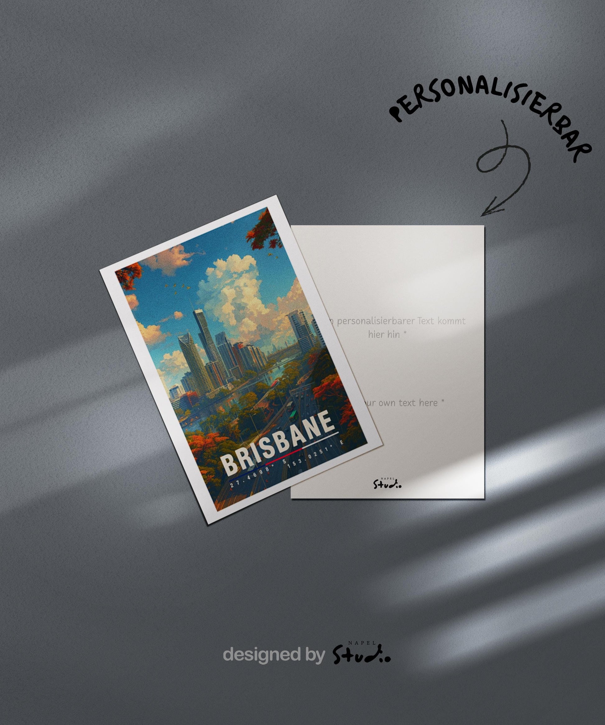 A6-Grußkarte mit Brisbane-Illustration: Moderne Skyline entlang eines Flusses, umgeben von Straßen, Brücken und grünen Bäumen. Hoher Himmel mit Wolken, warme Farben und klarer Travel-Poster-Stil. Ideal als Reise- oder Souvenirkarte für Brisbane- und Australien-Liebhaber.