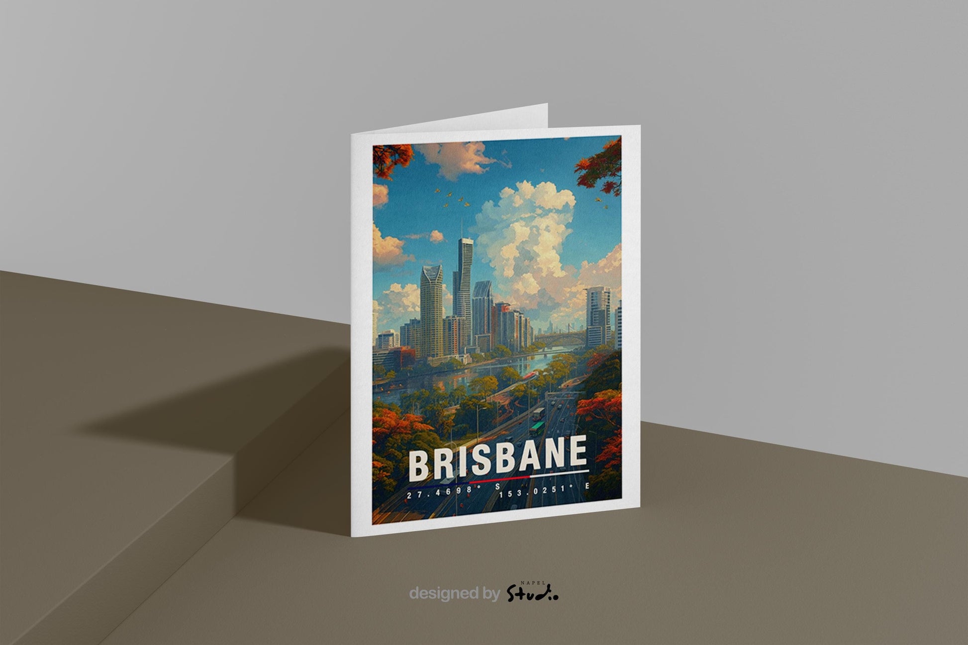 A6-Grußkarte mit Brisbane-Illustration: Moderne Skyline entlang eines Flusses, umgeben von Straßen, Brücken und grünen Bäumen. Hoher Himmel mit Wolken, warme Farben und klarer Travel-Poster-Stil. Ideal als Reise- oder Souvenirkarte für Brisbane- und Australien-Liebhaber.