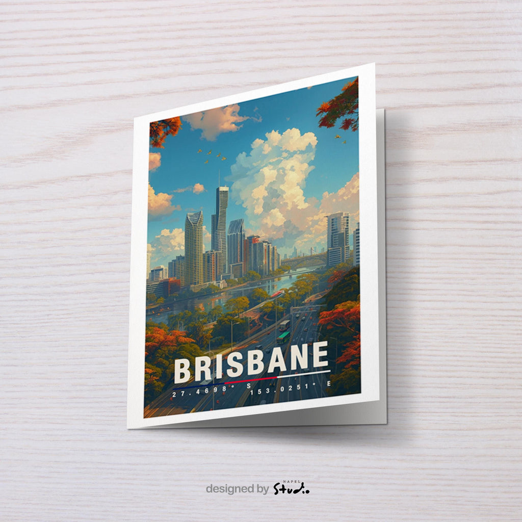 A6-Grußkarte mit Brisbane-Illustration: Moderne Skyline entlang eines Flusses, umgeben von Straßen, Brücken und grünen Bäumen. Hoher Himmel mit Wolken, warme Farben und klarer Travel-Poster-Stil. Ideal als Reise- oder Souvenirkarte für Brisbane- und Australien-Liebhaber.