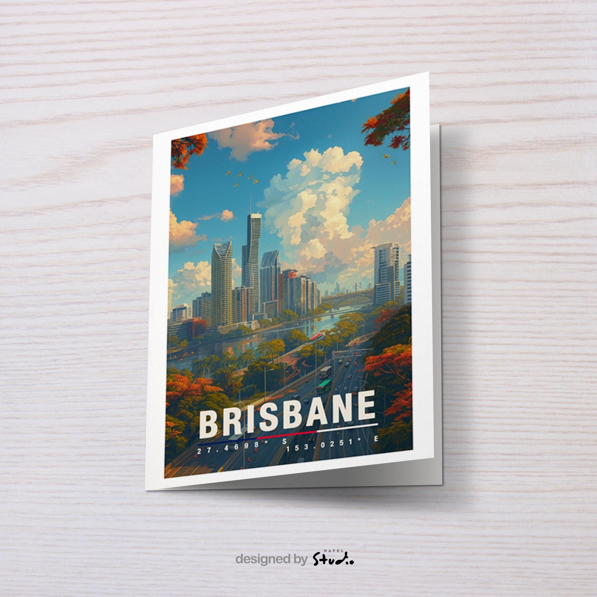 A6-Grußkarte mit Brisbane-Illustration: Moderne Skyline entlang eines Flusses, umgeben von Straßen, Brücken und grünen Bäumen. Hoher Himmel mit Wolken, warme Farben und klarer Travel-Poster-Stil. Ideal als Reise- oder Souvenirkarte für Brisbane- und Australien-Liebhaber.