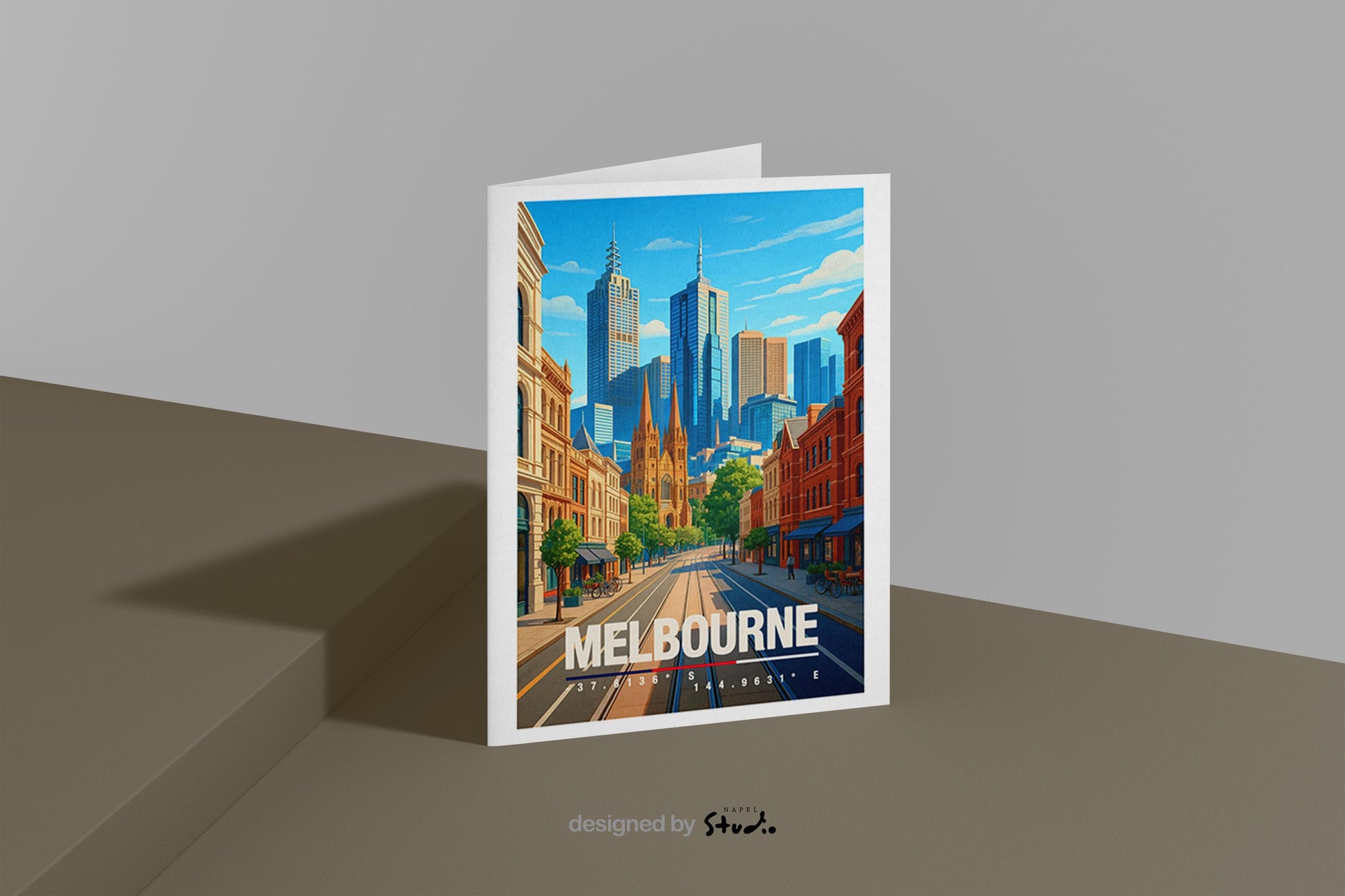 A6-Grußkarte mit Melbourne-Illustration: Blick durch eine urbane Straße mit historischen Fassaden auf eine moderne Skyline aus Hochhäusern. Klare Linien, warme Farben und moderner Travel-Poster-Stil. Ideal als Reise- oder Souvenirkarte für Melbourne- und Australien-Liebhaber.