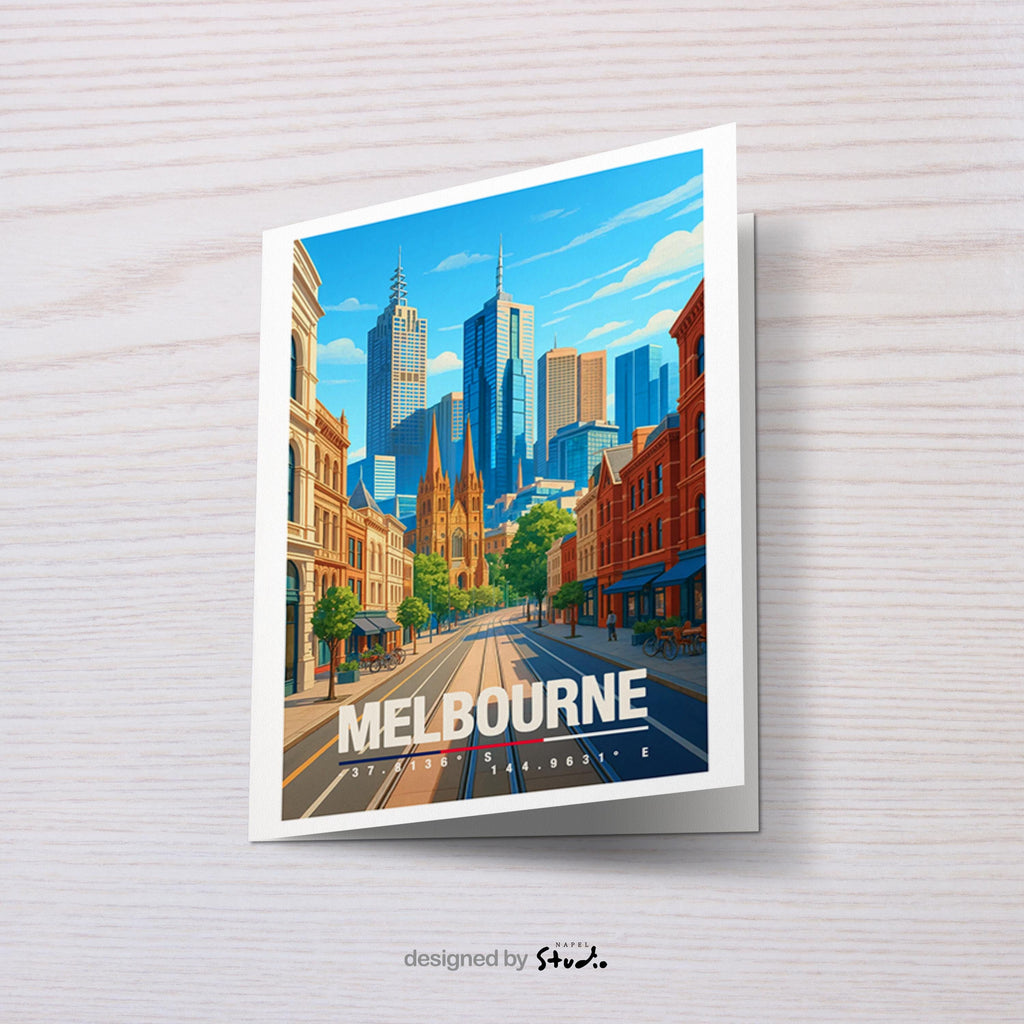 A6-Grußkarte mit Melbourne-Illustration: Blick durch eine urbane Straße mit historischen Fassaden auf eine moderne Skyline aus Hochhäusern. Klare Linien, warme Farben und moderner Travel-Poster-Stil. Ideal als Reise- oder Souvenirkarte für Melbourne- und Australien-Liebhaber.