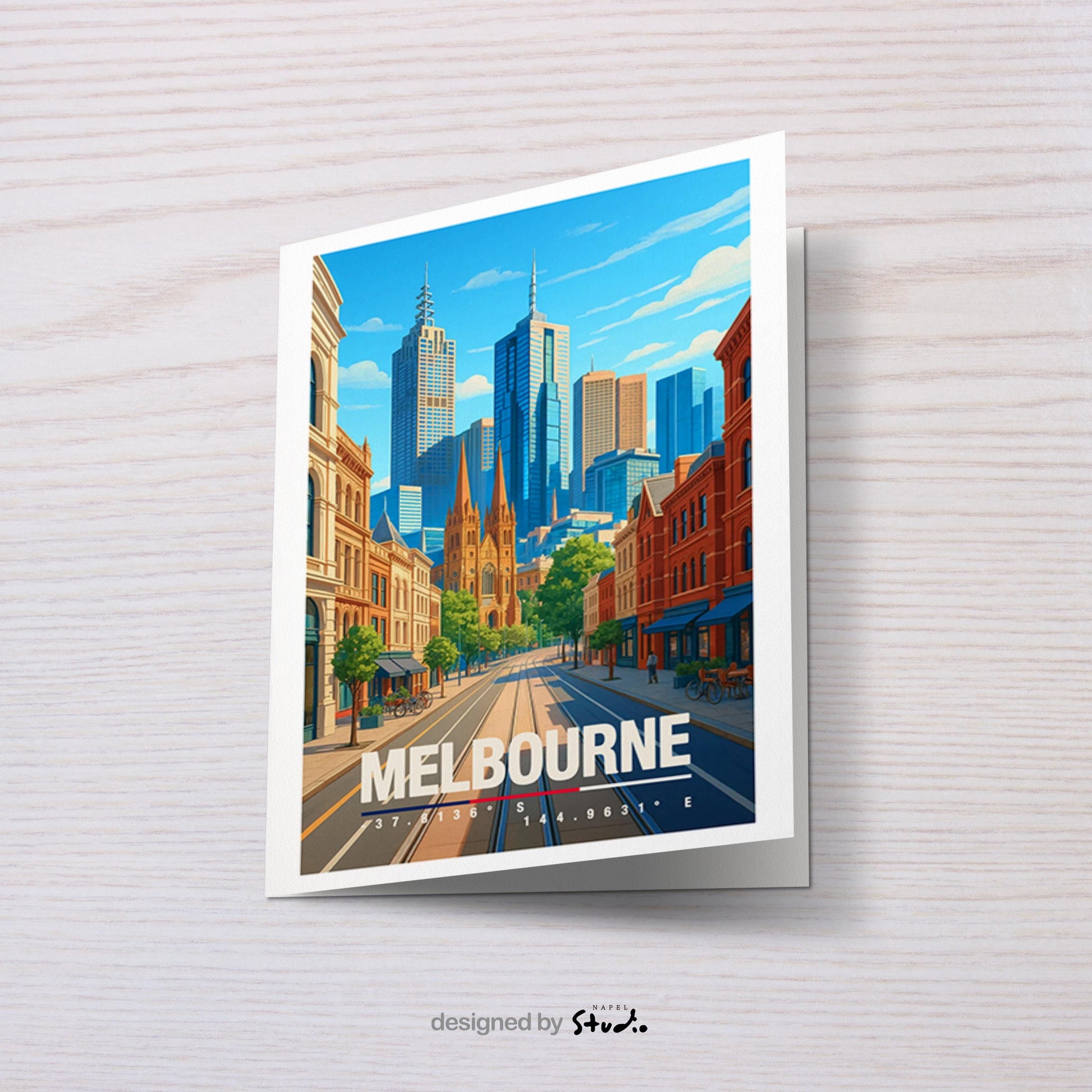 A6-Grußkarte mit Melbourne-Illustration: Blick durch eine urbane Straße mit historischen Fassaden auf eine moderne Skyline aus Hochhäusern. Klare Linien, warme Farben und moderner Travel-Poster-Stil. Ideal als Reise- oder Souvenirkarte für Melbourne- und Australien-Liebhaber.