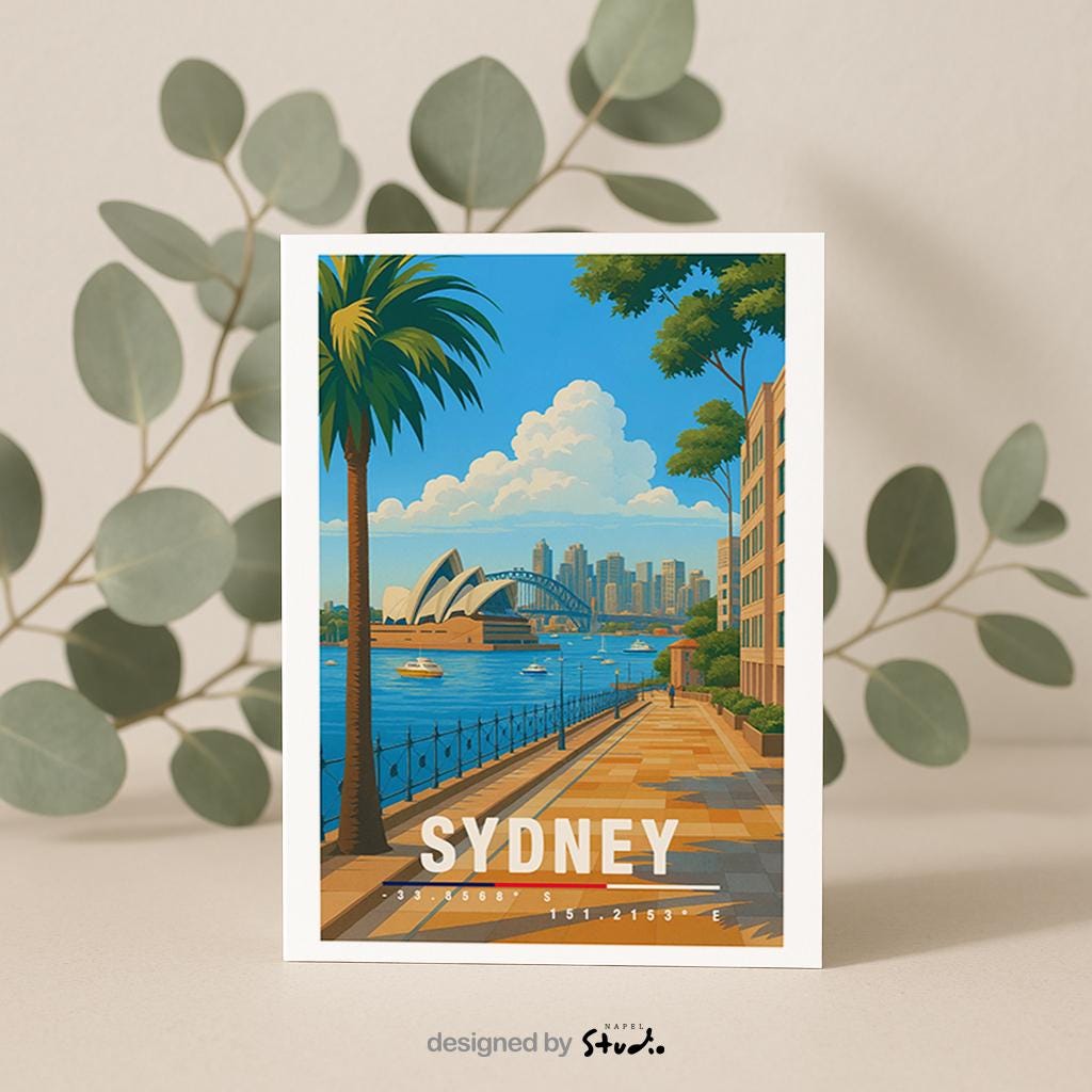 A6-Grußkarte mit Sydney-Illustration: Blick entlang einer palmengesäumten Promenade auf das Opera House und die Harbour Bridge, dahinter die Skyline am Wasser. Boote im Hafen, heller Himmel und klare Farben im modernen Travel-Poster-Stil. Ideal als Reise- oder Souvenirkarte für Sydney- und Australien-Liebhaber.