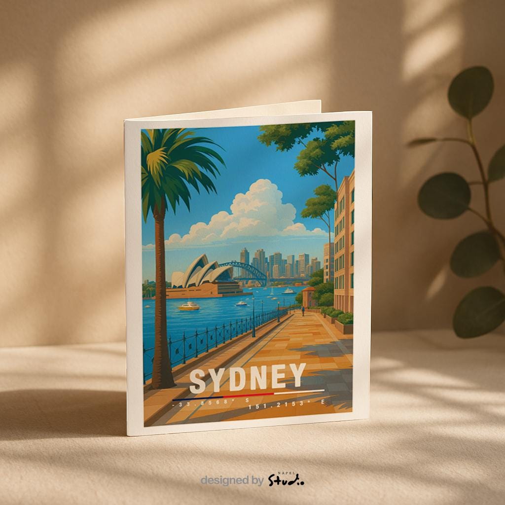 A6-Grußkarte mit Sydney-Illustration: Blick entlang einer palmengesäumten Promenade auf das Opera House und die Harbour Bridge, dahinter die Skyline am Wasser. Boote im Hafen, heller Himmel und klare Farben im modernen Travel-Poster-Stil. Ideal als Reise- oder Souvenirkarte für Sydney- und Australien-Liebhaber.