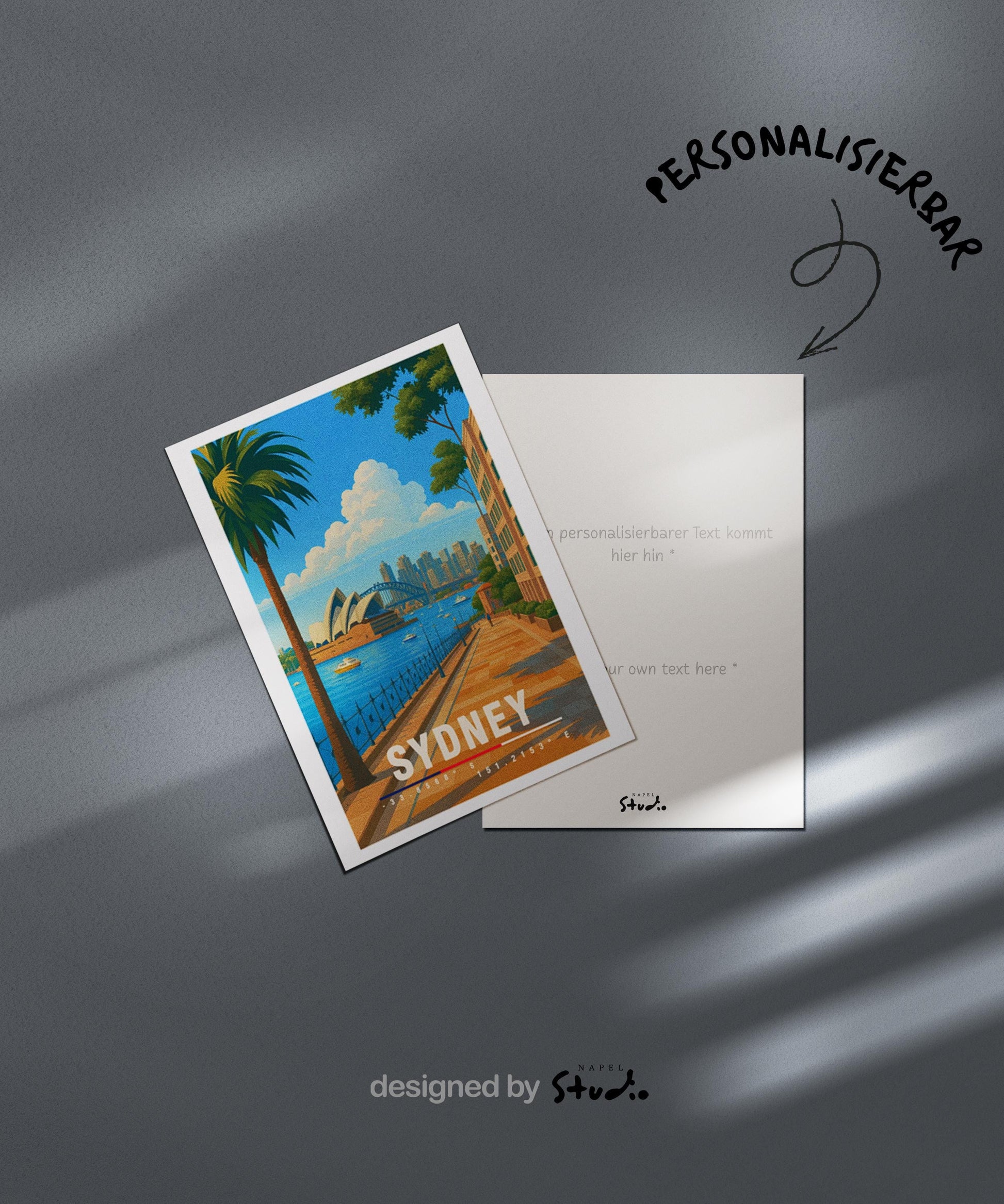 A6-Grußkarte mit Sydney-Illustration: Blick entlang einer palmengesäumten Promenade auf das Opera House und die Harbour Bridge, dahinter die Skyline am Wasser. Boote im Hafen, heller Himmel und klare Farben im modernen Travel-Poster-Stil. Ideal als Reise- oder Souvenirkarte für Sydney- und Australien-Liebhaber.