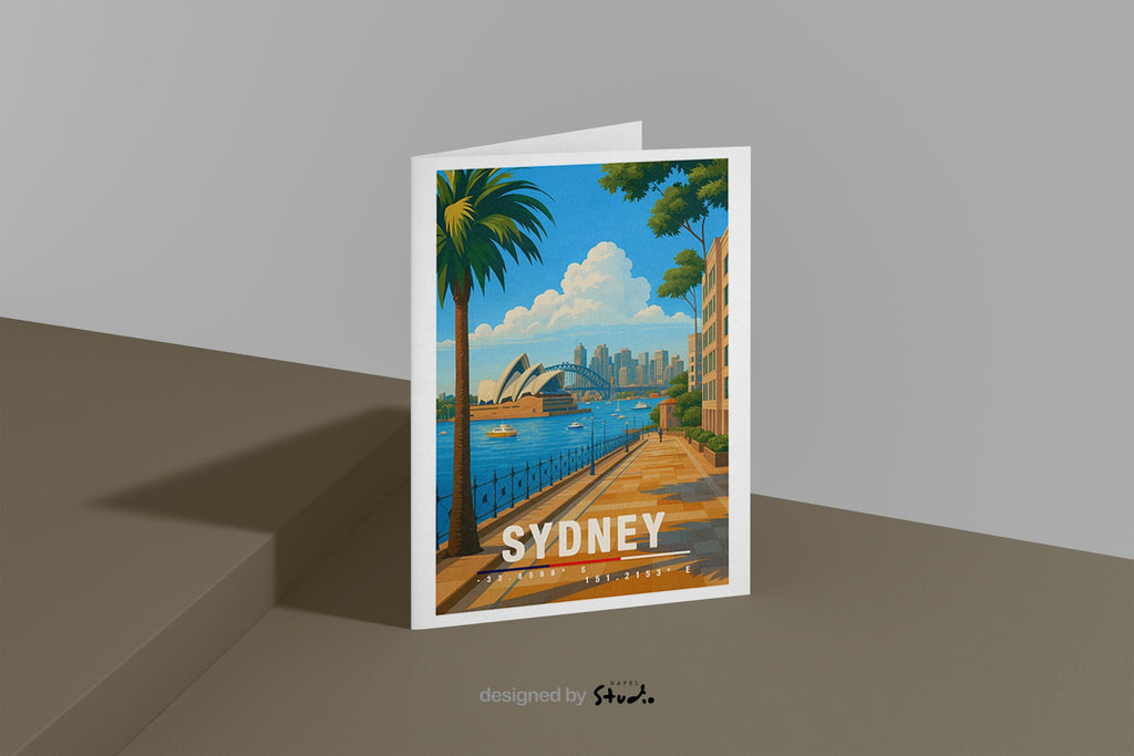 A6-Grußkarte mit Sydney-Illustration: Blick entlang einer palmengesäumten Promenade auf das Opera House und die Harbour Bridge, dahinter die Skyline am Wasser. Boote im Hafen, heller Himmel und klare Farben im modernen Travel-Poster-Stil. Ideal als Reise- oder Souvenirkarte für Sydney- und Australien-Liebhaber.