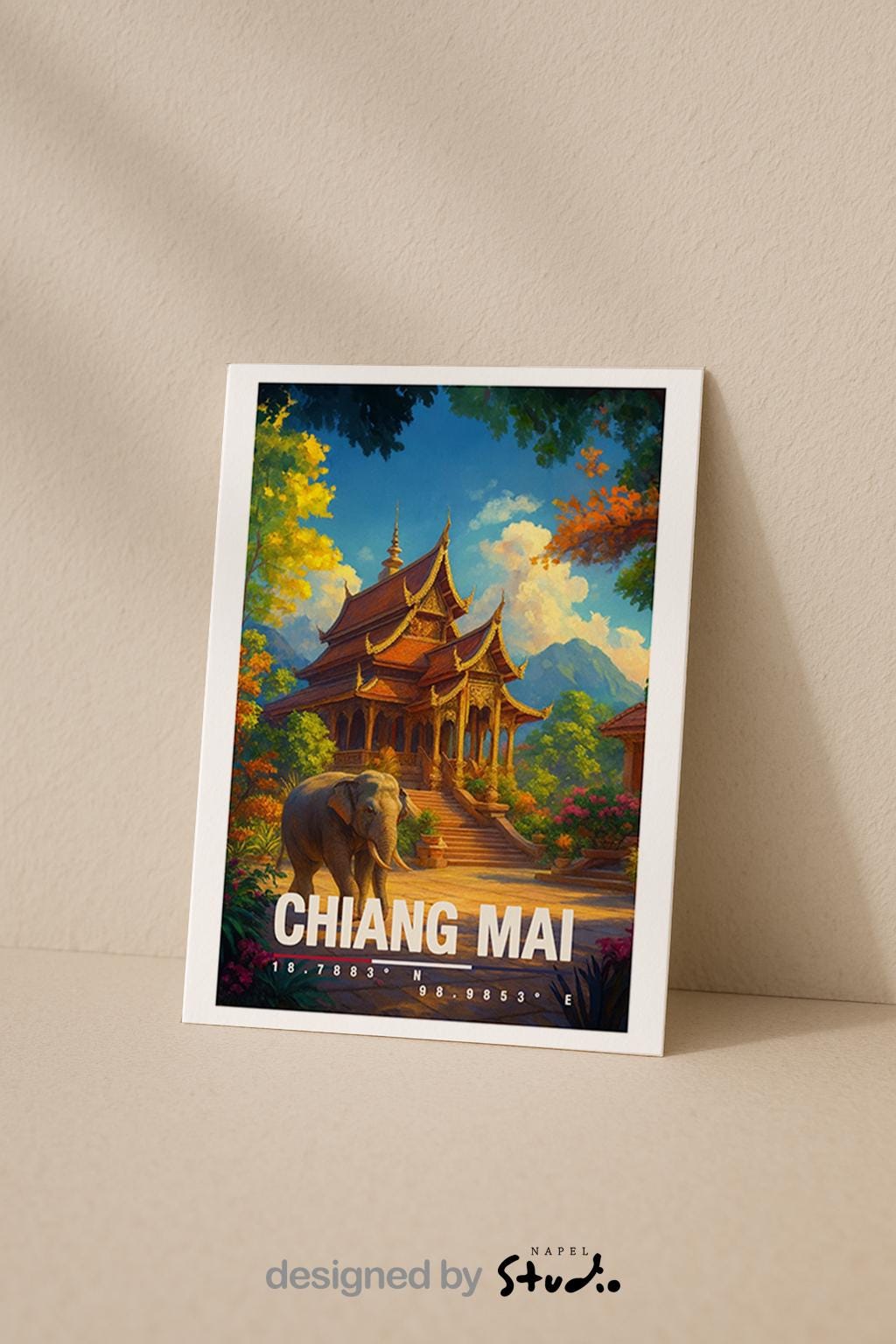 A6-Grußkarte mit Chiang-Mai-Illustration: Traditioneller thailändischer Tempel mit goldenen Dächern, umgeben von üppiger Natur. Ein Elefant steht im Vordergrund, im Hintergrund Berge und Himmel. Warme Farben und moderner Travel-Poster-Stil, ideal als Reise- oder Souvenirkarte für Thailand- und Asien-Liebhaber.