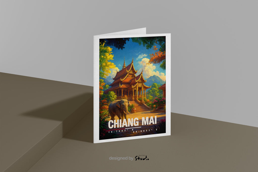 A6-Grußkarte mit Chiang-Mai-Illustration: Traditioneller thailändischer Tempel mit goldenen Dächern, umgeben von üppiger Natur. Ein Elefant steht im Vordergrund, im Hintergrund Berge und Himmel. Warme Farben und moderner Travel-Poster-Stil, ideal als Reise- oder Souvenirkarte für Thailand- und Asien-Liebhaber.