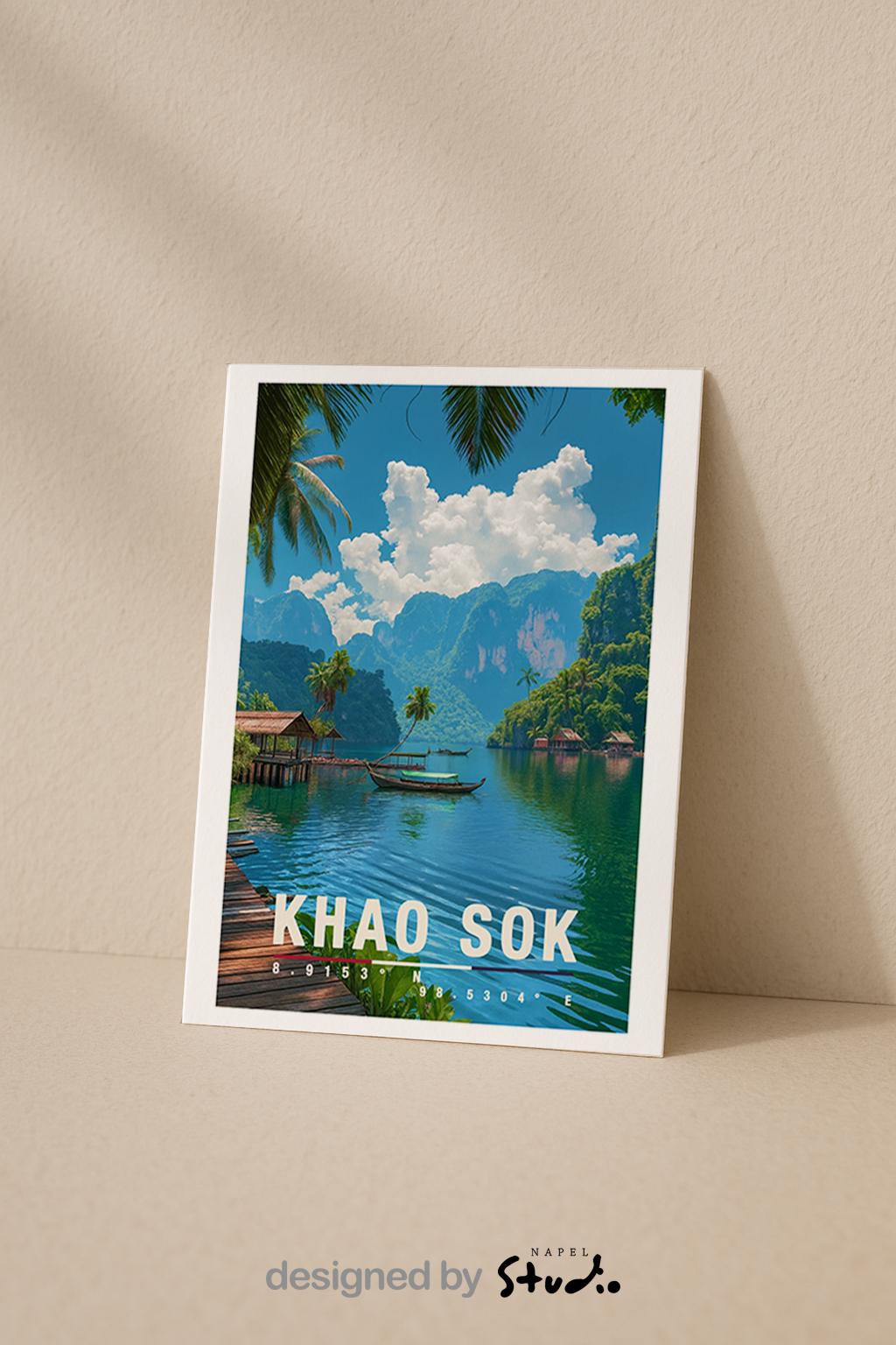 A6-Grußkarte mit Khao-Sok-Illustration: Tropischer See mit türkisgrünem Wasser, Holzbungalows am Ufer und einem Boot in der Mitte. Umgeben von Palmen, dichter Vegetation und hohen Kalksteinfelsen unter blauem Himmel mit Wolken. Moderner Travel-Poster-Stil, ideal als Reise- oder Souvenirkarte für Thailand- und Natur-Liebhaber.