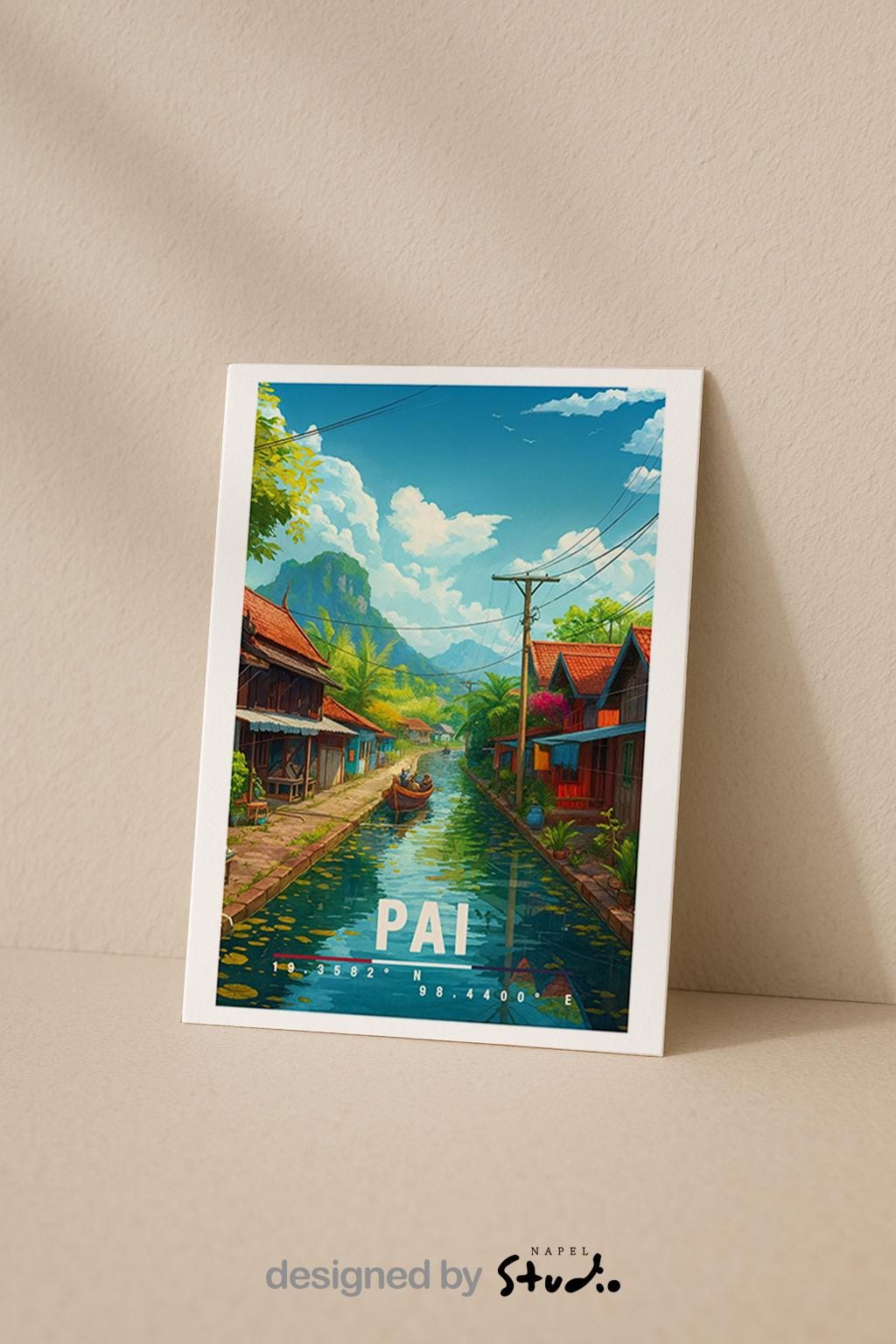 A6-Grußkarte mit Pai-Illustration: Ein ruhiger Fluss zieht sich durch ein thailändisches Dorf mit traditionellen Holzhäusern, Booten und üppiger tropischer Vegetation. Palmen, Berge und ein blauer Himmel mit Wolken rahmen die Szene ein. Sanfte Farben und moderner Travel-Poster-Stil vermitteln Ruhe, Naturverbundenheit und das entspannte Lebensgefühl von Pai in Thailand.
