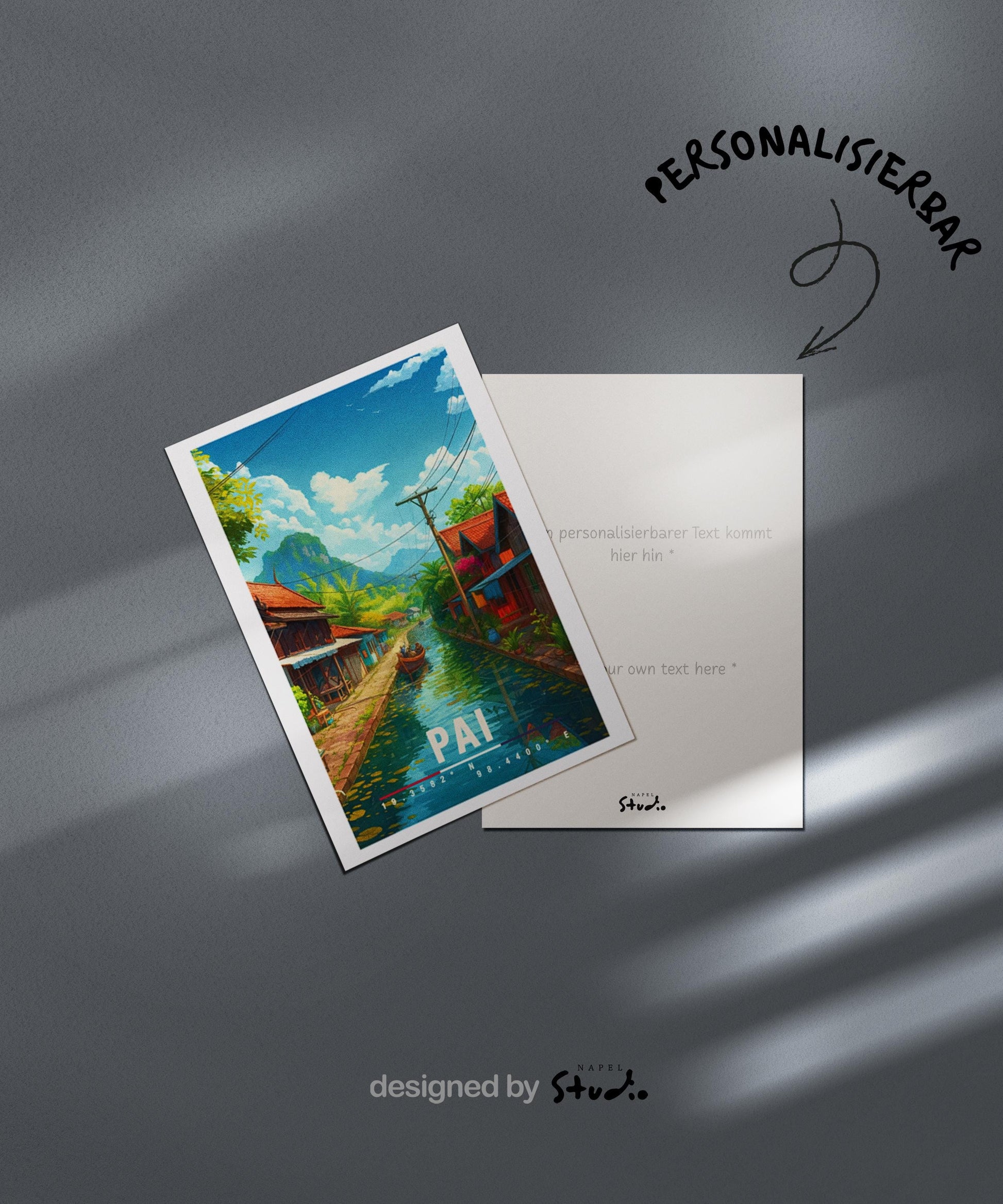 A6-Grußkarte mit Pai-Illustration: Ein ruhiger Fluss zieht sich durch ein thailändisches Dorf mit traditionellen Holzhäusern, Booten und üppiger tropischer Vegetation. Palmen, Berge und ein blauer Himmel mit Wolken rahmen die Szene ein. Sanfte Farben und moderner Travel-Poster-Stil vermitteln Ruhe, Naturverbundenheit und das entspannte Lebensgefühl von Pai in Thailand.