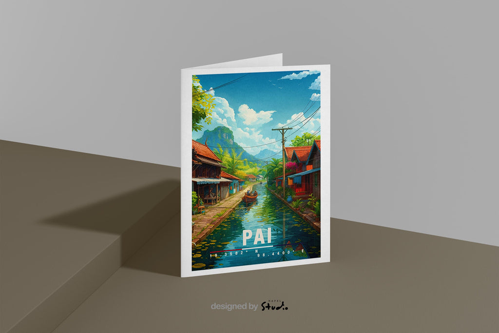 A6-Grußkarte mit Pai-Illustration: Ein ruhiger Fluss zieht sich durch ein thailändisches Dorf mit traditionellen Holzhäusern, Booten und üppiger tropischer Vegetation. Palmen, Berge und ein blauer Himmel mit Wolken rahmen die Szene ein. Sanfte Farben und moderner Travel-Poster-Stil vermitteln Ruhe, Naturverbundenheit und das entspannte Lebensgefühl von Pai in Thailand.