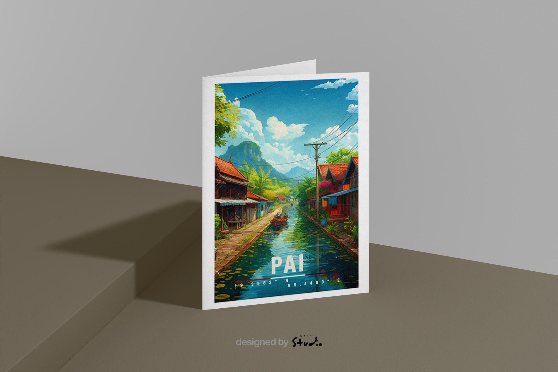 A6-Grußkarte mit Pai-Illustration: Ein ruhiger Fluss zieht sich durch ein thailändisches Dorf mit traditionellen Holzhäusern, Booten und üppiger tropischer Vegetation. Palmen, Berge und ein blauer Himmel mit Wolken rahmen die Szene ein. Sanfte Farben und moderner Travel-Poster-Stil vermitteln Ruhe, Naturverbundenheit und das entspannte Lebensgefühl von Pai in Thailand.