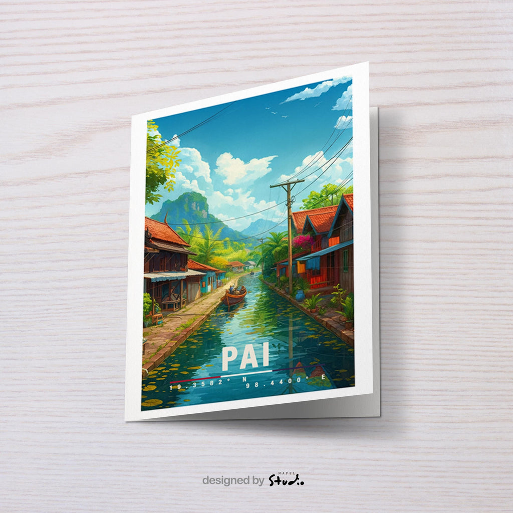 A6-Grußkarte mit Pai-Illustration: Ein ruhiger Fluss zieht sich durch ein thailändisches Dorf mit traditionellen Holzhäusern, Booten und üppiger tropischer Vegetation. Palmen, Berge und ein blauer Himmel mit Wolken rahmen die Szene ein. Sanfte Farben und moderner Travel-Poster-Stil vermitteln Ruhe, Naturverbundenheit und das entspannte Lebensgefühl von Pai in Thailand.