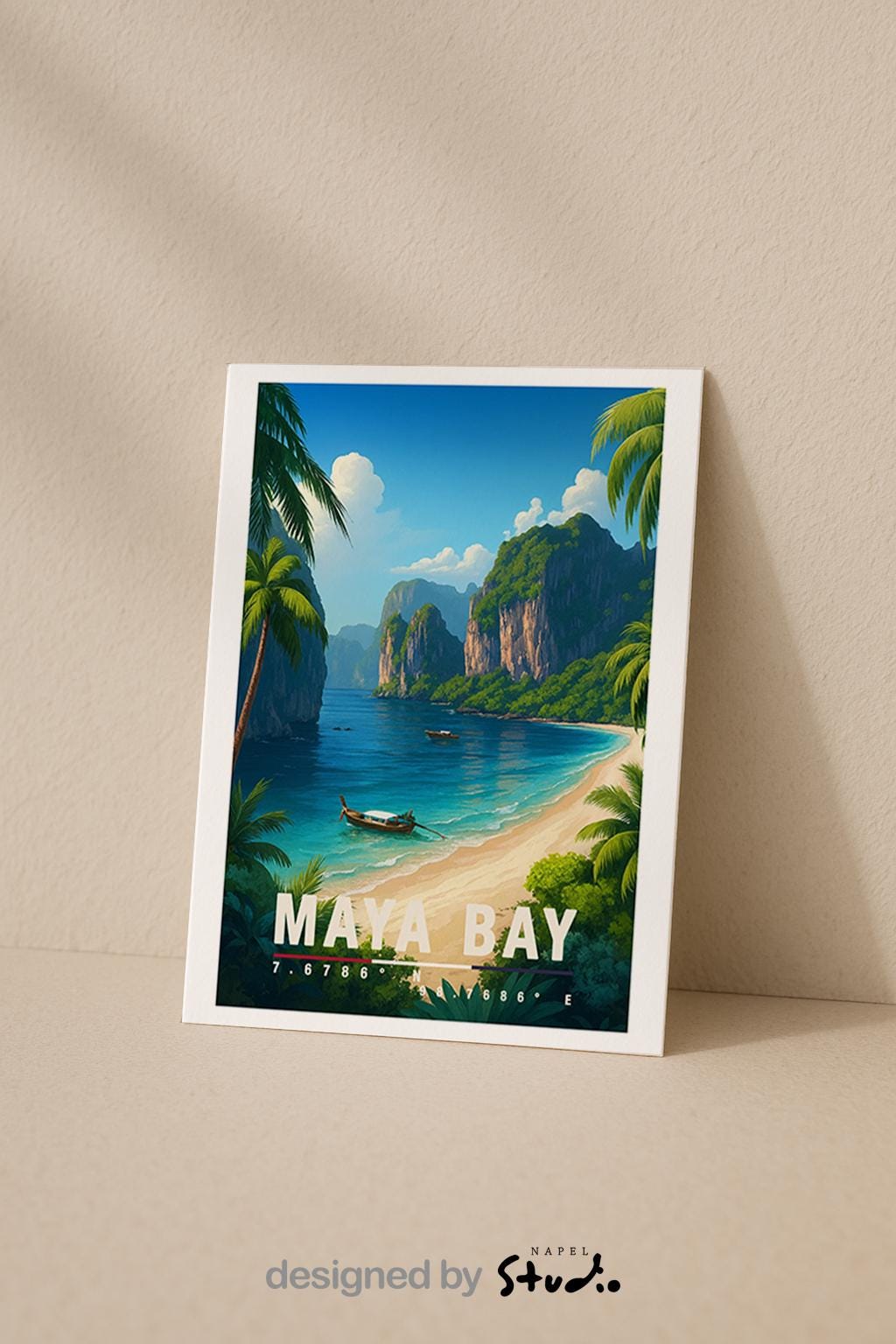 A6-Grußkarte mit Maya-Bay-Illustration: Tropischer Sandstrand mit türkisblauem Meer, traditionellen Booten und hohen Kalksteinfelsen. Palmen und üppige Vegetation rahmen die Bucht ein, im Hintergrund ragen grüne Felsen unter blauem Himmel mit Wolken auf. Leuchtende Farben und moderner Travel-Poster-Stil, ideal als Reise- oder Souvenirkarte für Thailand- und Insel-Liebhaber.