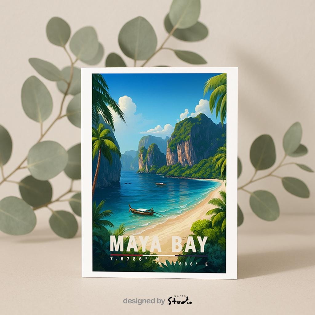 A6-Grußkarte mit Maya-Bay-Illustration: Tropischer Sandstrand mit türkisblauem Meer, traditionellen Booten und hohen Kalksteinfelsen. Palmen und üppige Vegetation rahmen die Bucht ein, im Hintergrund ragen grüne Felsen unter blauem Himmel mit Wolken auf. Leuchtende Farben und moderner Travel-Poster-Stil, ideal als Reise- oder Souvenirkarte für Thailand- und Insel-Liebhaber.