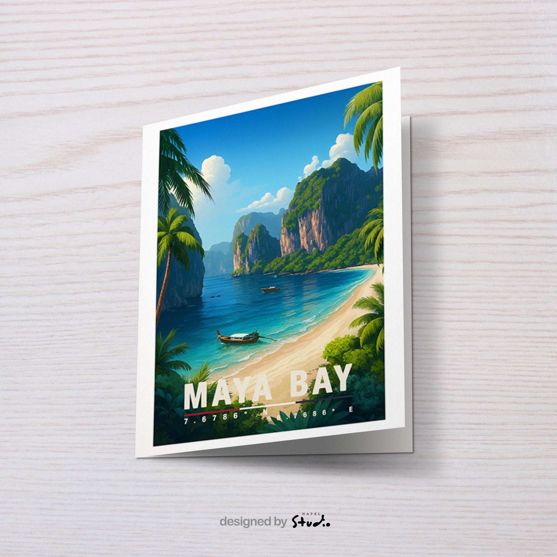 A6-Grußkarte mit Maya-Bay-Illustration: Tropischer Sandstrand mit türkisblauem Meer, traditionellen Booten und hohen Kalksteinfelsen. Palmen und üppige Vegetation rahmen die Bucht ein, im Hintergrund ragen grüne Felsen unter blauem Himmel mit Wolken auf. Leuchtende Farben und moderner Travel-Poster-Stil, ideal als Reise- oder Souvenirkarte für Thailand- und Insel-Liebhaber.