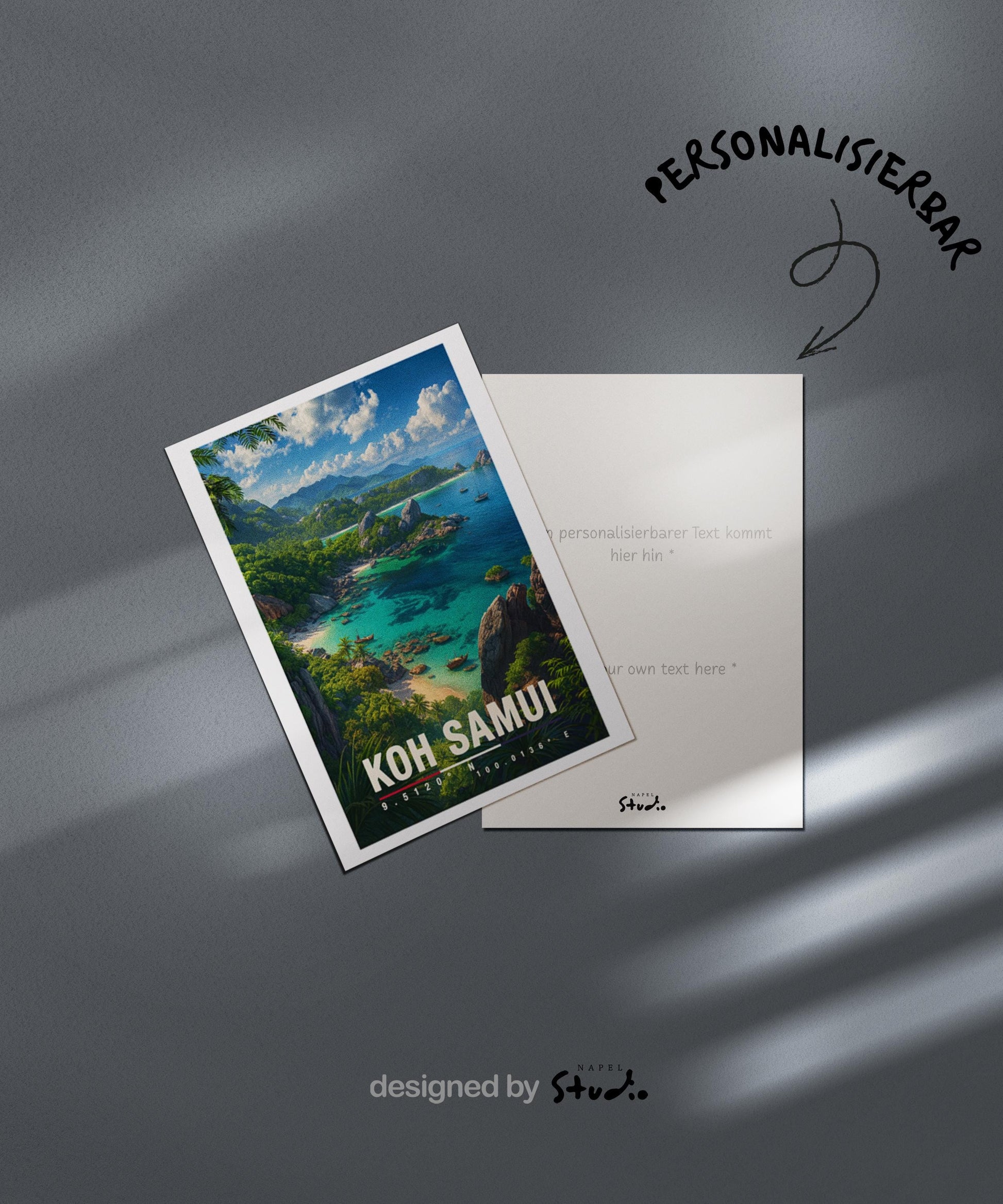 A6-Grußkarte mit Koh-Samui-Illustration: Blick auf eine tropische Inselküste mit türkisblauem Meer, felsigen Buchten und kleinen Booten. Dichte grüne Vegetation und Palmen rahmen die Szene ein, im Hintergrund liegen weitere Inseln unter blauem Himmel mit Wolken. Leuchtende Farben im modernen Travel-Poster-Stil, ideal als Reise- oder Souvenirkarte für Thailand- und Insel-Liebhaber.