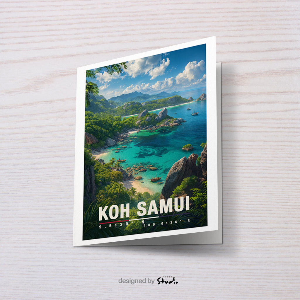A6-Grußkarte mit Koh-Samui-Illustration: Blick auf eine tropische Inselküste mit türkisblauem Meer, felsigen Buchten und kleinen Booten. Dichte grüne Vegetation und Palmen rahmen die Szene ein, im Hintergrund liegen weitere Inseln unter blauem Himmel mit Wolken. Leuchtende Farben im modernen Travel-Poster-Stil, ideal als Reise- oder Souvenirkarte für Thailand- und Insel-Liebhaber.