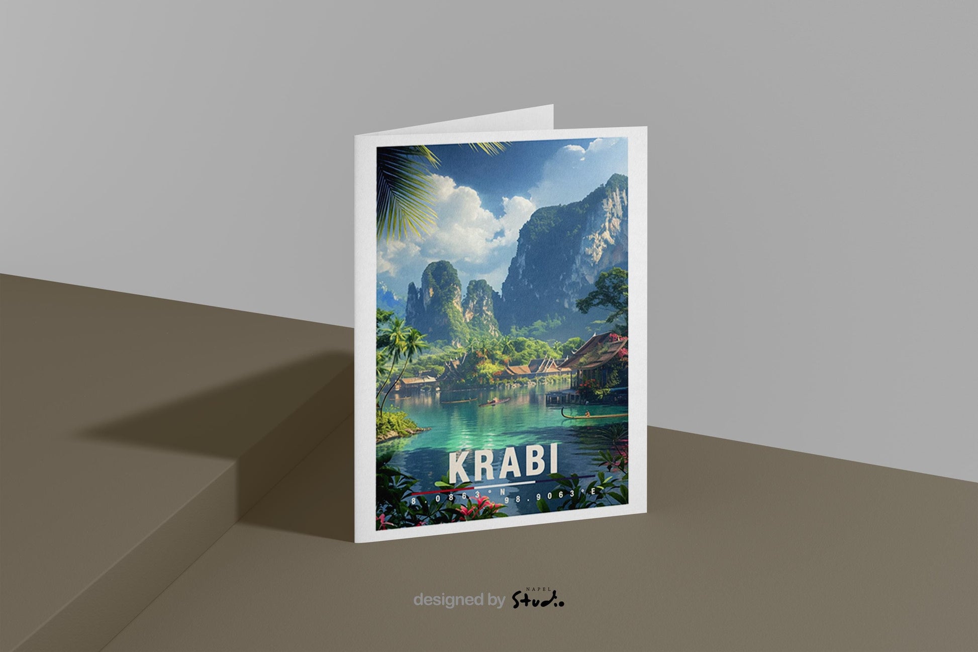 A6-Grußkarte mit Krabi-Illustration: Ruhige Lagune mit türkisgrünem Wasser, traditionellen Booten und Holzbungalows am Ufer. Umgeben von dichter tropischer Vegetation und hohen Kalksteinfelsen unter blauem Himmel mit Wolken. Leuchtende Farben und moderner Travel-Poster-Stil, ideal als Reise- oder Souvenirkarte für Thailand- und Natur-Liebhaber.