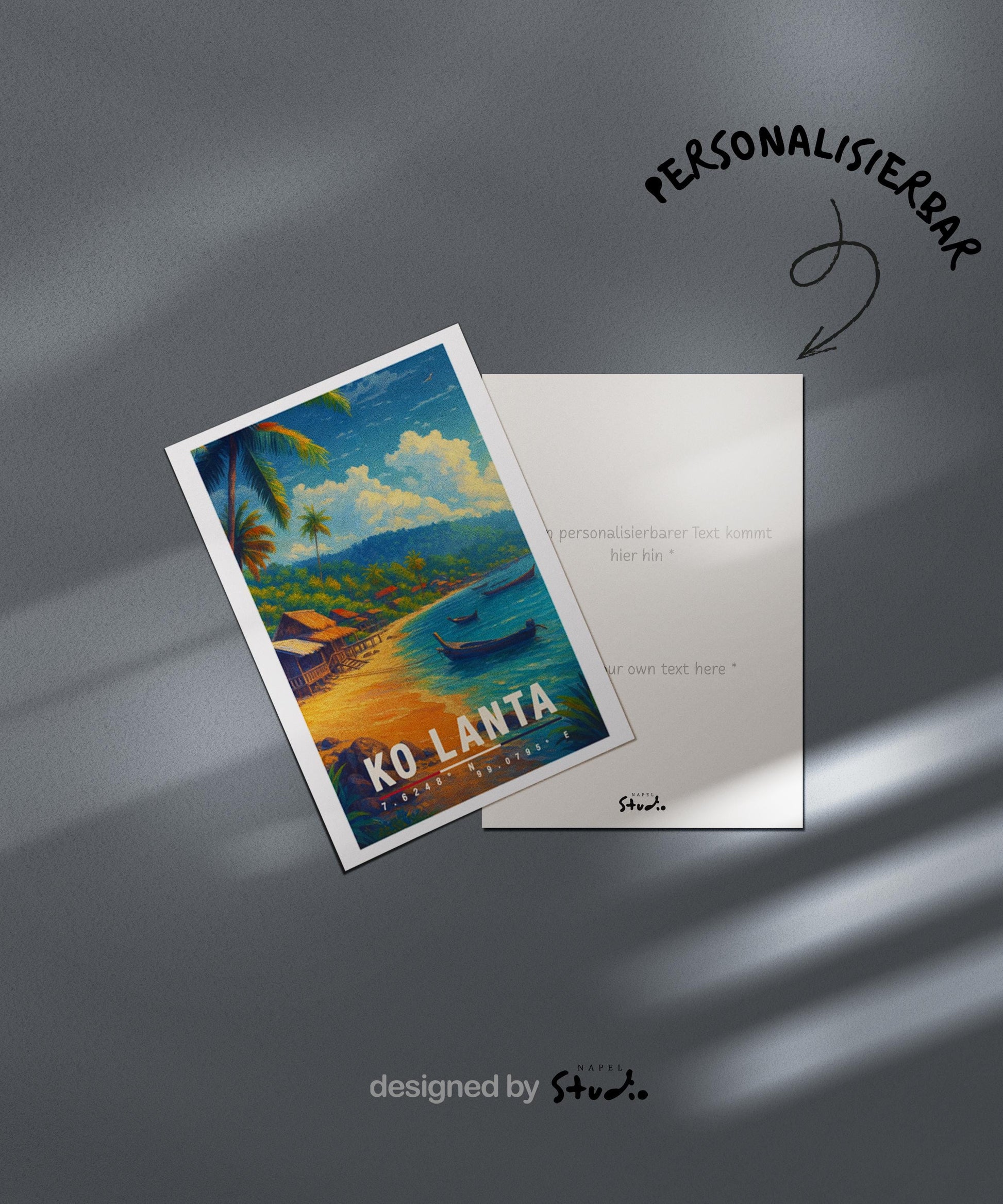 A6-Grußkarte mit Koh-Lanta-Illustration: Tropischer Sandstrand mit türkisblauem Meer, traditionellen Holzhütten und kleinen Booten im Wasser. Palmen und üppige Vegetation umrahmen die Szene, im Hintergrund Hügel unter blauem Himmel mit Wolken. Warme Farben und moderner Travel-Poster-Stil, ideal als Reise- oder Souvenirkarte für Thailand- und Insel-Liebhaber.