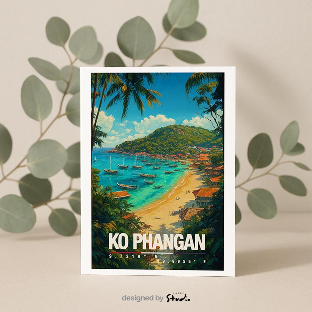 A6-Grußkarte mit Koh-Phangan-Illustration: Blick auf eine tropische Sandbucht mit türkisblauem Meer, zahlreichen Booten und Strandhäusern. Palmen und dichte Vegetation rahmen die Szene ein, im Hintergrund ein grüner Hügel unter blauem Himmel mit Wolken. Leuchtende Farben im modernen Travel-Poster-Stil, ideal als Reise- oder Souvenirkarte für Thailand- und Insel-Liebhaber.