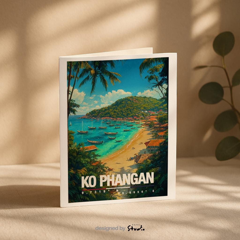 A6-Grußkarte mit Koh-Phangan-Illustration: Blick auf eine tropische Sandbucht mit türkisblauem Meer, zahlreichen Booten und Strandhäusern. Palmen und dichte Vegetation rahmen die Szene ein, im Hintergrund ein grüner Hügel unter blauem Himmel mit Wolken. Leuchtende Farben im modernen Travel-Poster-Stil, ideal als Reise- oder Souvenirkarte für Thailand- und Insel-Liebhaber.