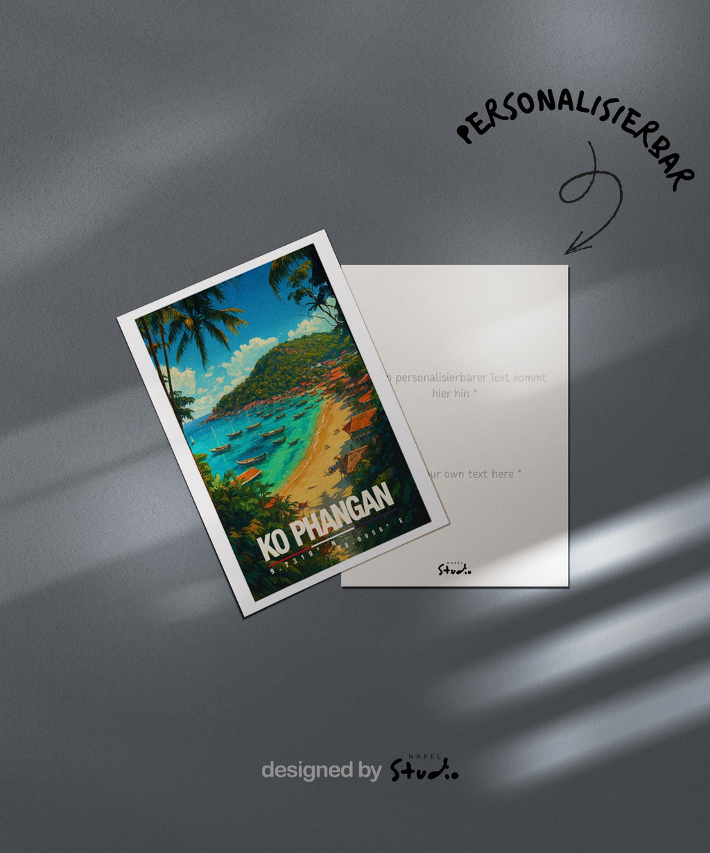 A6-Grußkarte mit Koh-Phangan-Illustration: Blick auf eine tropische Sandbucht mit türkisblauem Meer, zahlreichen Booten und Strandhäusern. Palmen und dichte Vegetation rahmen die Szene ein, im Hintergrund ein grüner Hügel unter blauem Himmel mit Wolken. Leuchtende Farben im modernen Travel-Poster-Stil, ideal als Reise- oder Souvenirkarte für Thailand- und Insel-Liebhaber.
