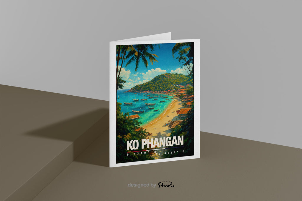 A6-Grußkarte mit Koh-Phangan-Illustration: Blick auf eine tropische Sandbucht mit türkisblauem Meer, zahlreichen Booten und Strandhäusern. Palmen und dichte Vegetation rahmen die Szene ein, im Hintergrund ein grüner Hügel unter blauem Himmel mit Wolken. Leuchtende Farben im modernen Travel-Poster-Stil, ideal als Reise- oder Souvenirkarte für Thailand- und Insel-Liebhaber.