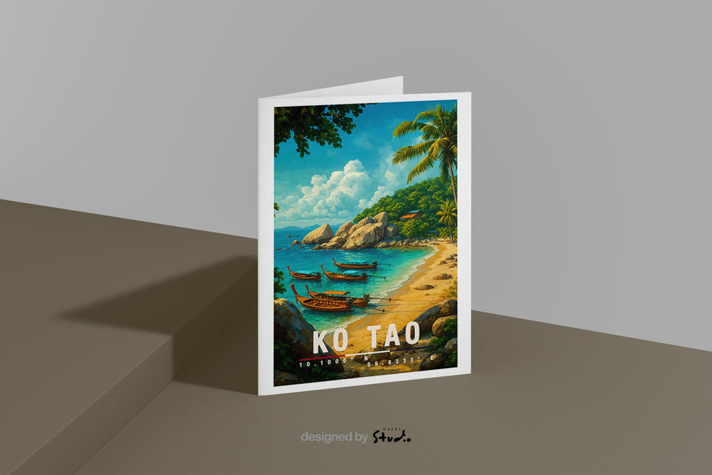 A6-Grußkarte mit Koh-Tao-Illustration: Tropischer Sandstrand mit türkisblauem Meer, mehreren traditionellen Longtail-Booten und Felsen am Ufer. Palmen und üppige Vegetation umrahmen die Szene, im Hintergrund ein grüner Hügel unter blauem Himmel mit Wolken. Leuchtende Farben im modernen Travel-Poster-Stil, ideal als Reise- oder Souvenirkarte für Thailand- und Insel-Liebhaber.